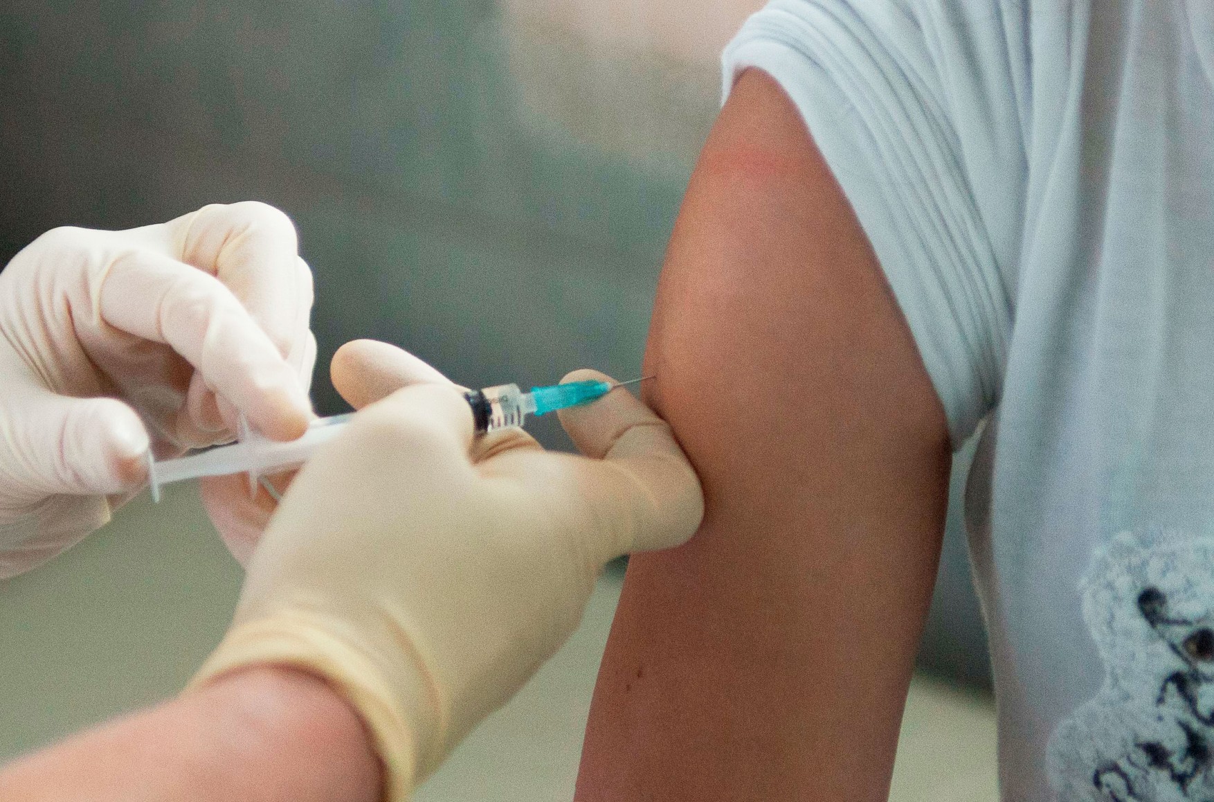 Понад 44 млн осіб в 51 країні зробили щеплення від коронавируса - Bloomberg