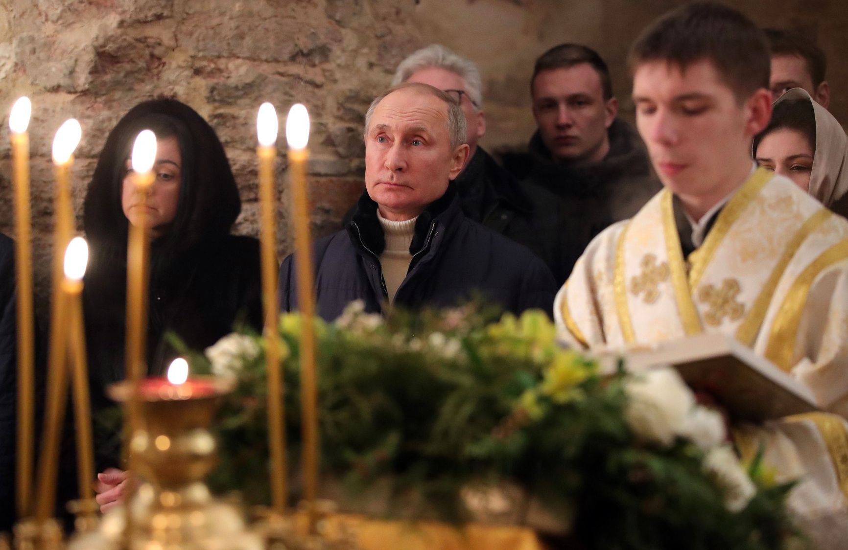 Володимир Путін відвідав Різдвяну службу в храмі. Він не одягав маску і не дотримувався дистанції