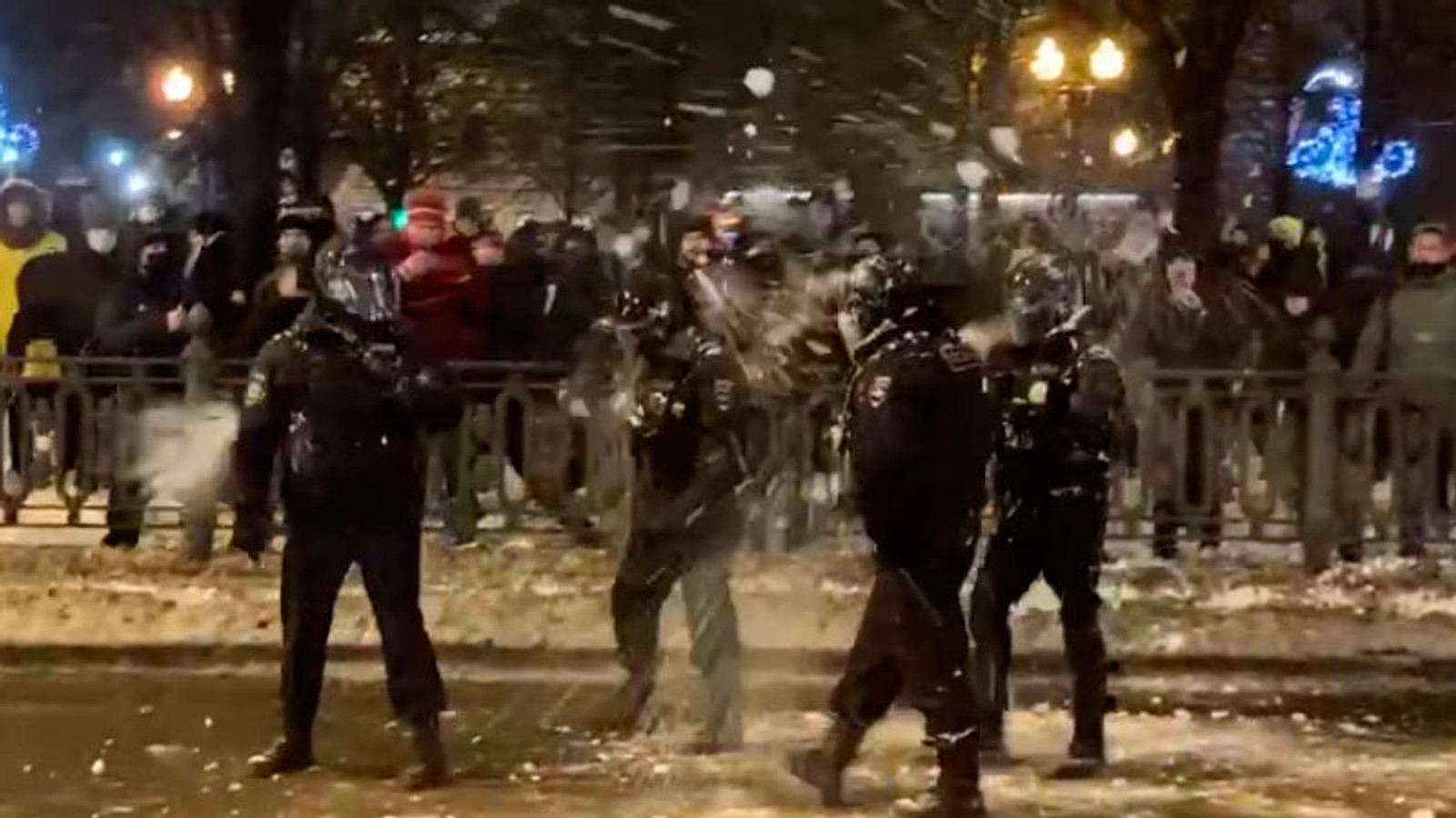 Силовики затримують людей на Трубній площі, учасники протесту у відповідь закидають ОМОН сніжками