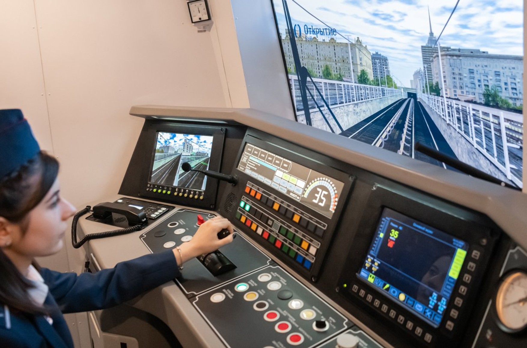 Жінки-машиністи почали працювати в московському метро