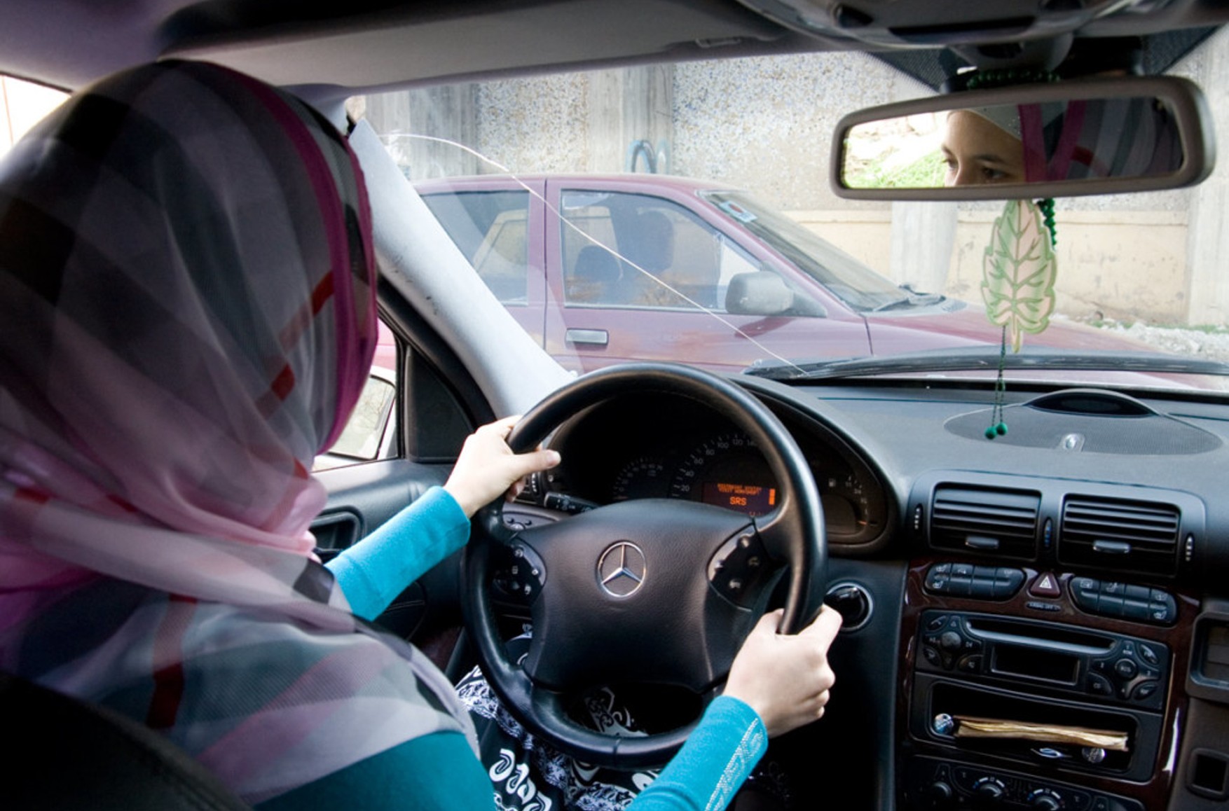У Туркменістані жінкам відмовляються видавати водійські права