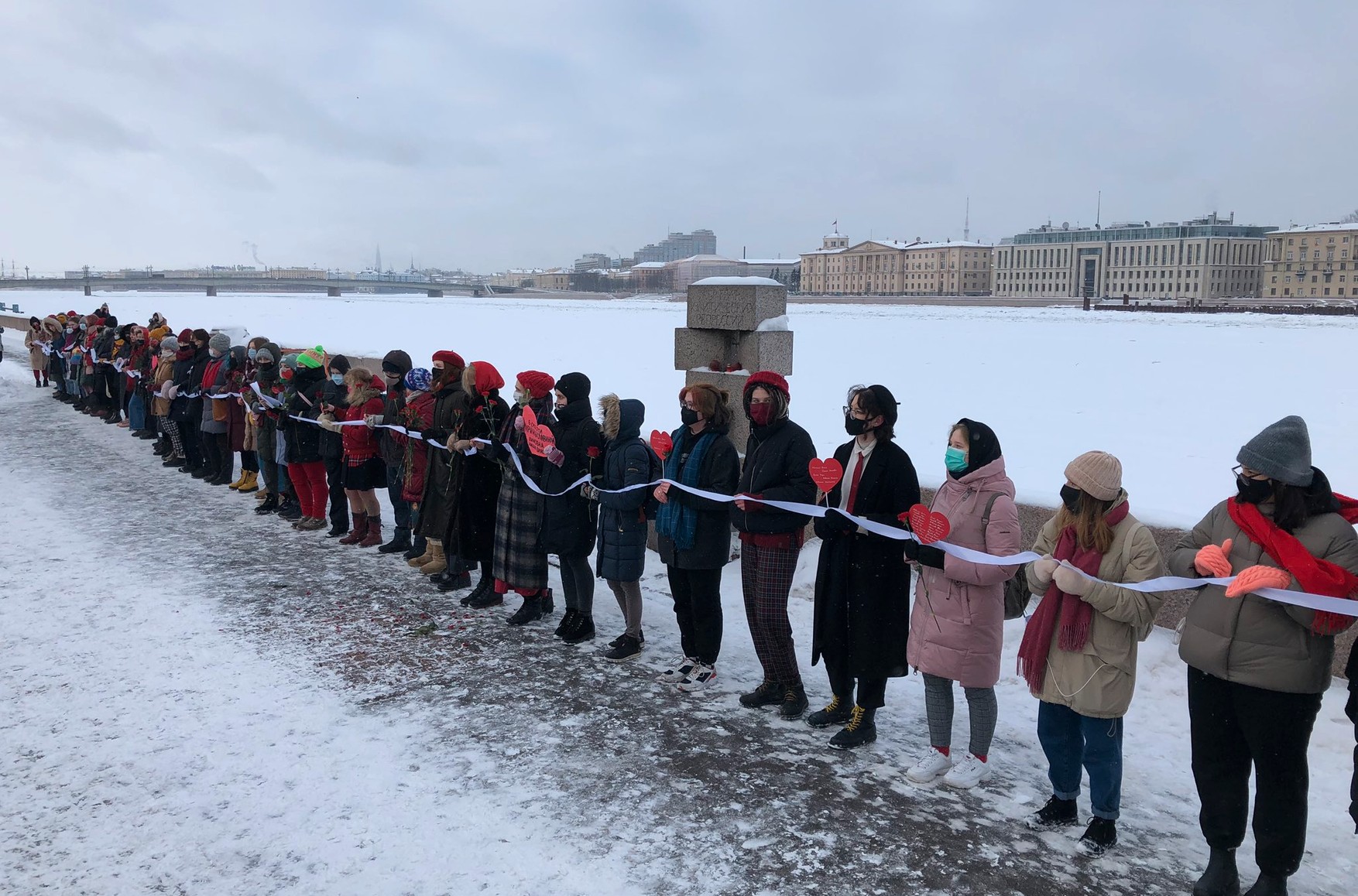 У Москві і Петербурзі жінки вишикувалися в «ланцюг солідарності» з політв'язнями і в підтримку Юлії Навального
