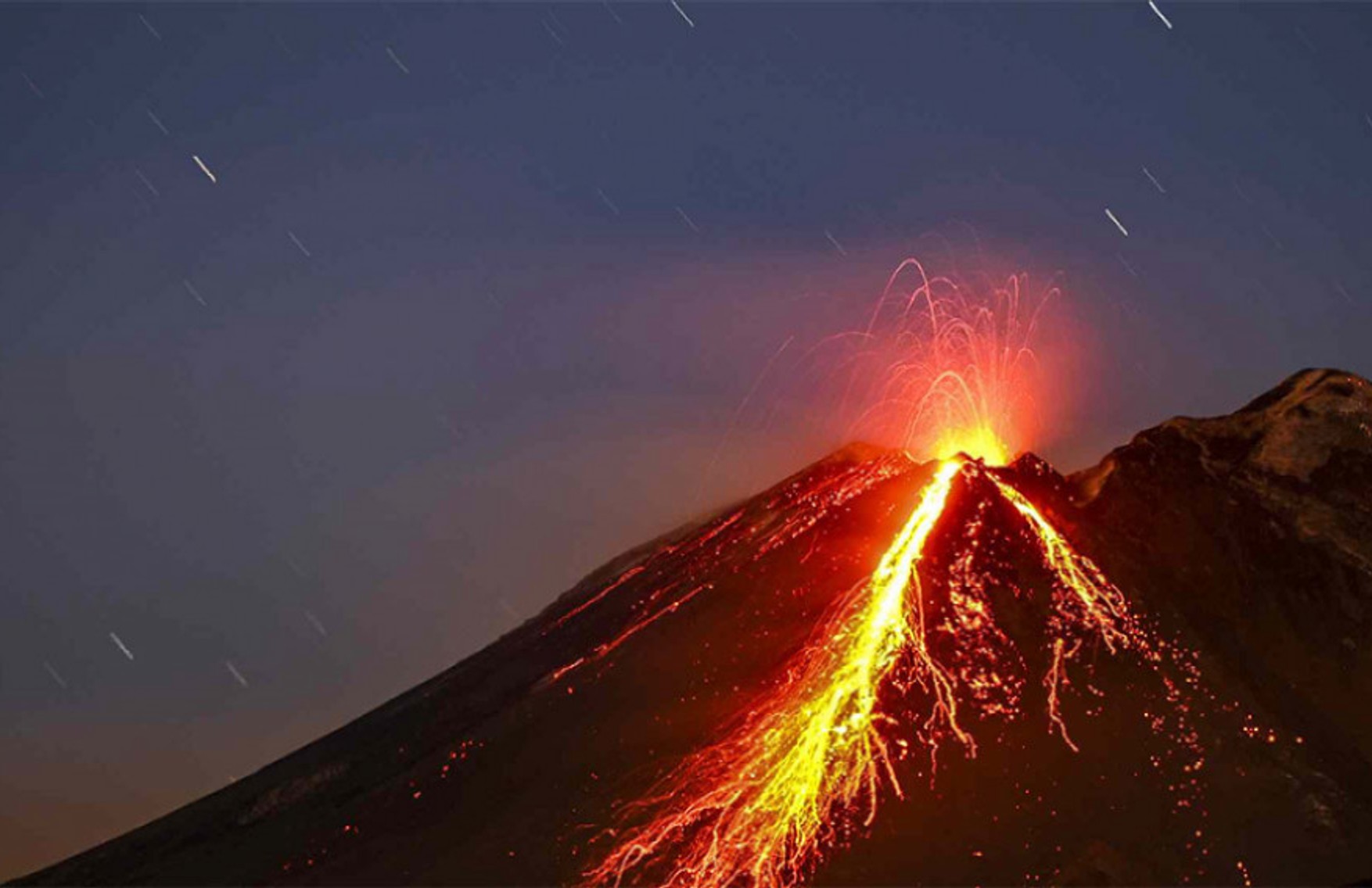 На Сицилії вивергається вулкан Етна - відео