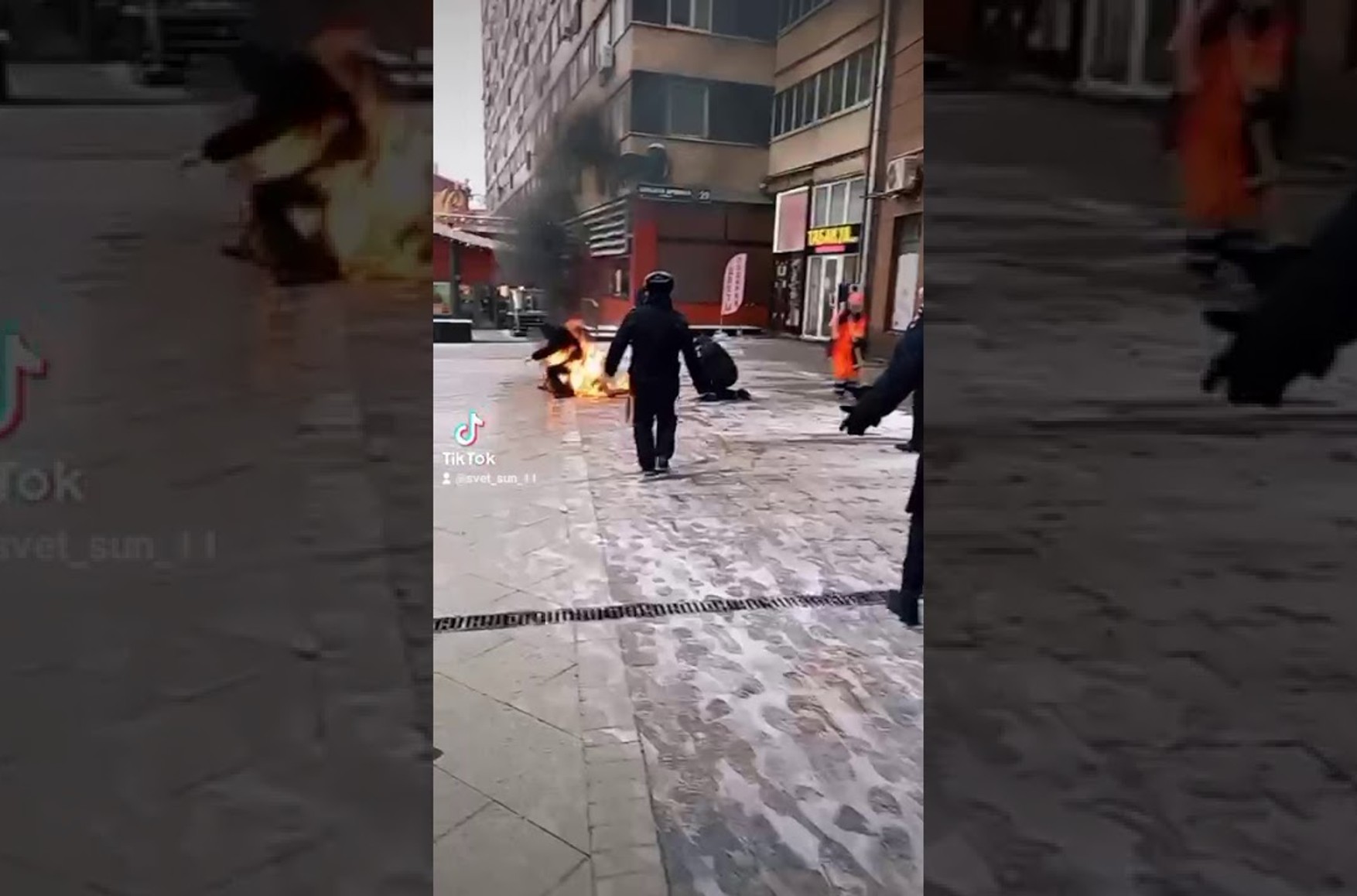 Чоловік, який вчинив акт самоспалення на Пушкінській площі, помер в лікарні