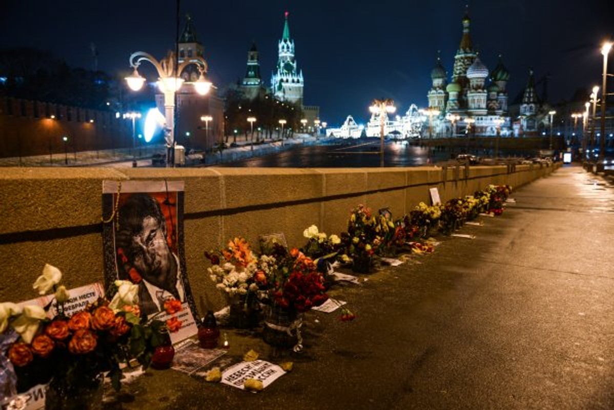 У Москві поліцейські затримали двох активістів на місці загибелі Бориса Нємцова і зачистили меморіал