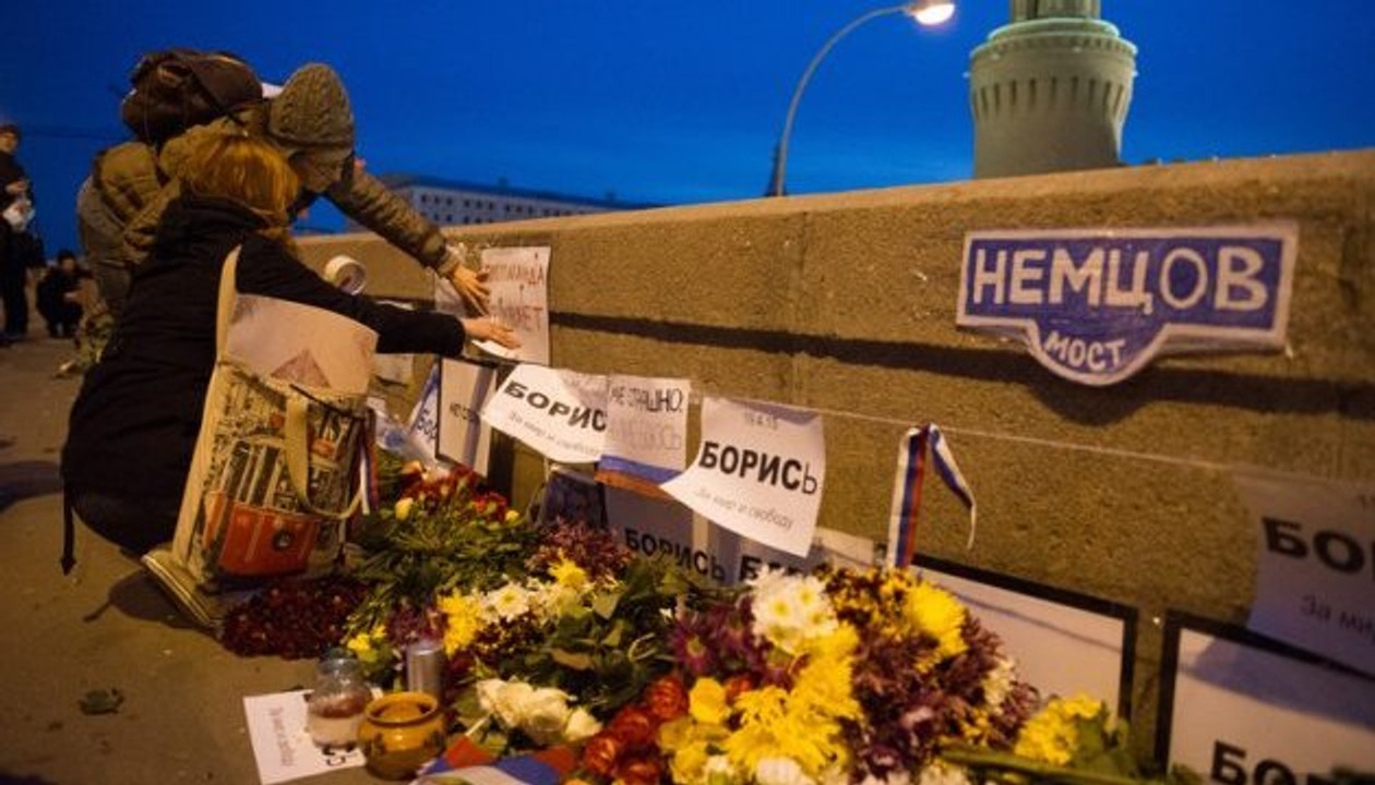 У Москві біля меморіалу Нємцова затримали вісім чоловік, які прийшли покласти квіти