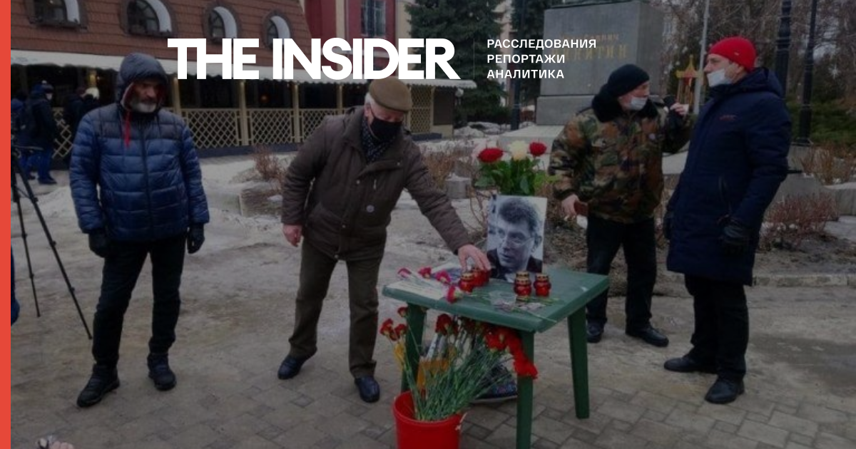 Озброєний ножем провокатор зруйнував стихійний меморіал пам'яті Бориса Нємцова в Воронежі
