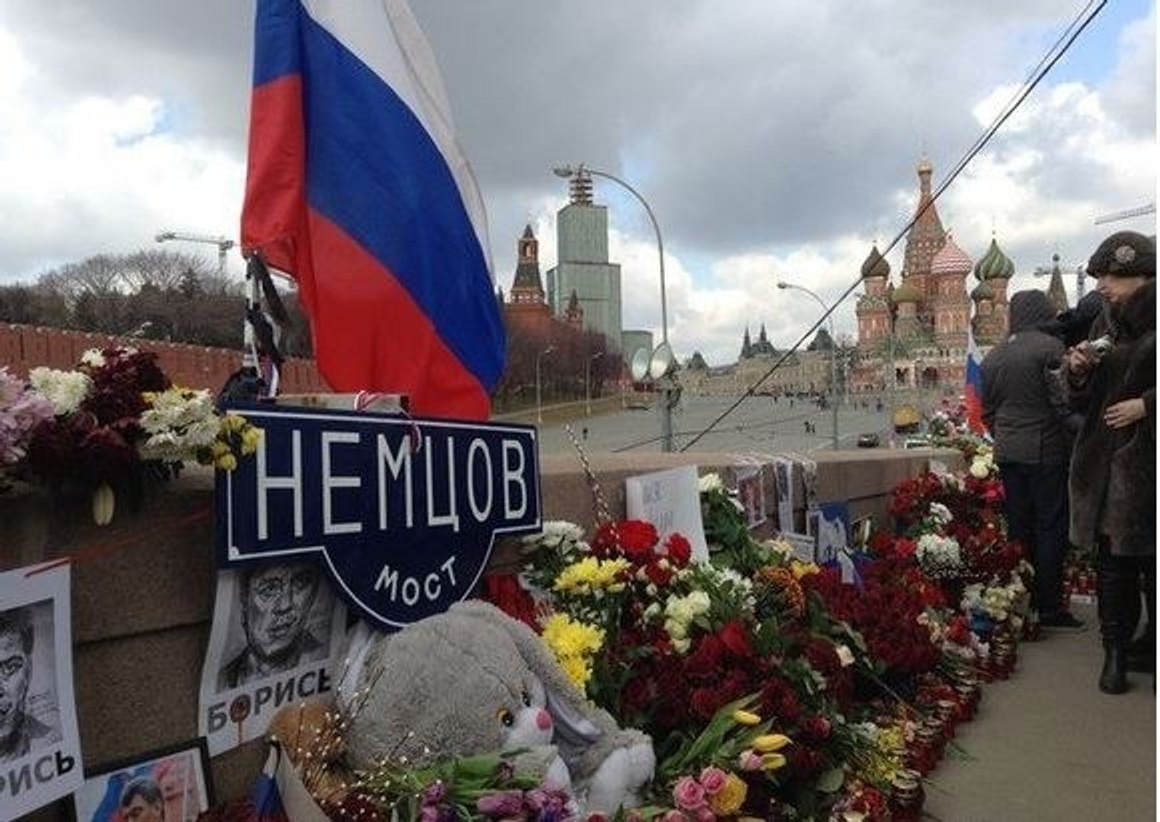 Мерія пообіцяла не заважати покладання квітів до меморіалу Нємцова і назвала його зачистку «непорозумінням»