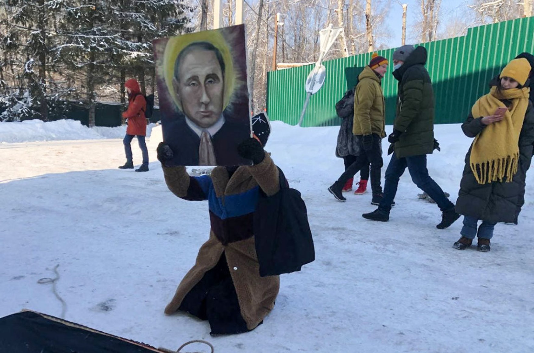 На художницю, яка принесла до Сахарове ікону Путіна і труну, склали адміністративний протокол