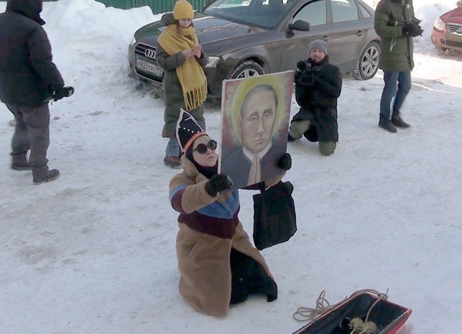 Художницю, яка принесла до Сахарове ікону Путіна і труну, оштрафували на 10 тисяч рублів