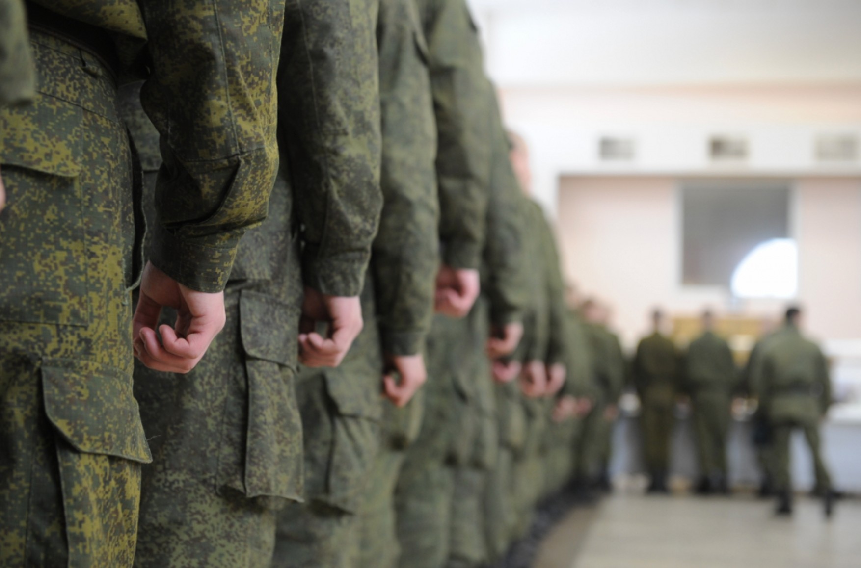 Військовий комісаріат Ленінградської області привітав дівчат з 8 березня, в якості подарунка пообіцявши забрати їх колишніх в армію