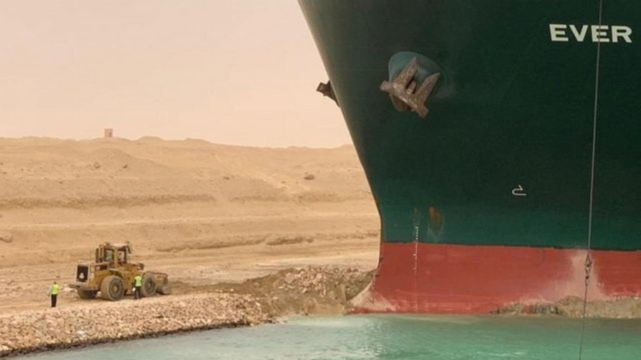 Сіло на мілину в Суецькому каналі судно вдалося зрушити на 29 метрів