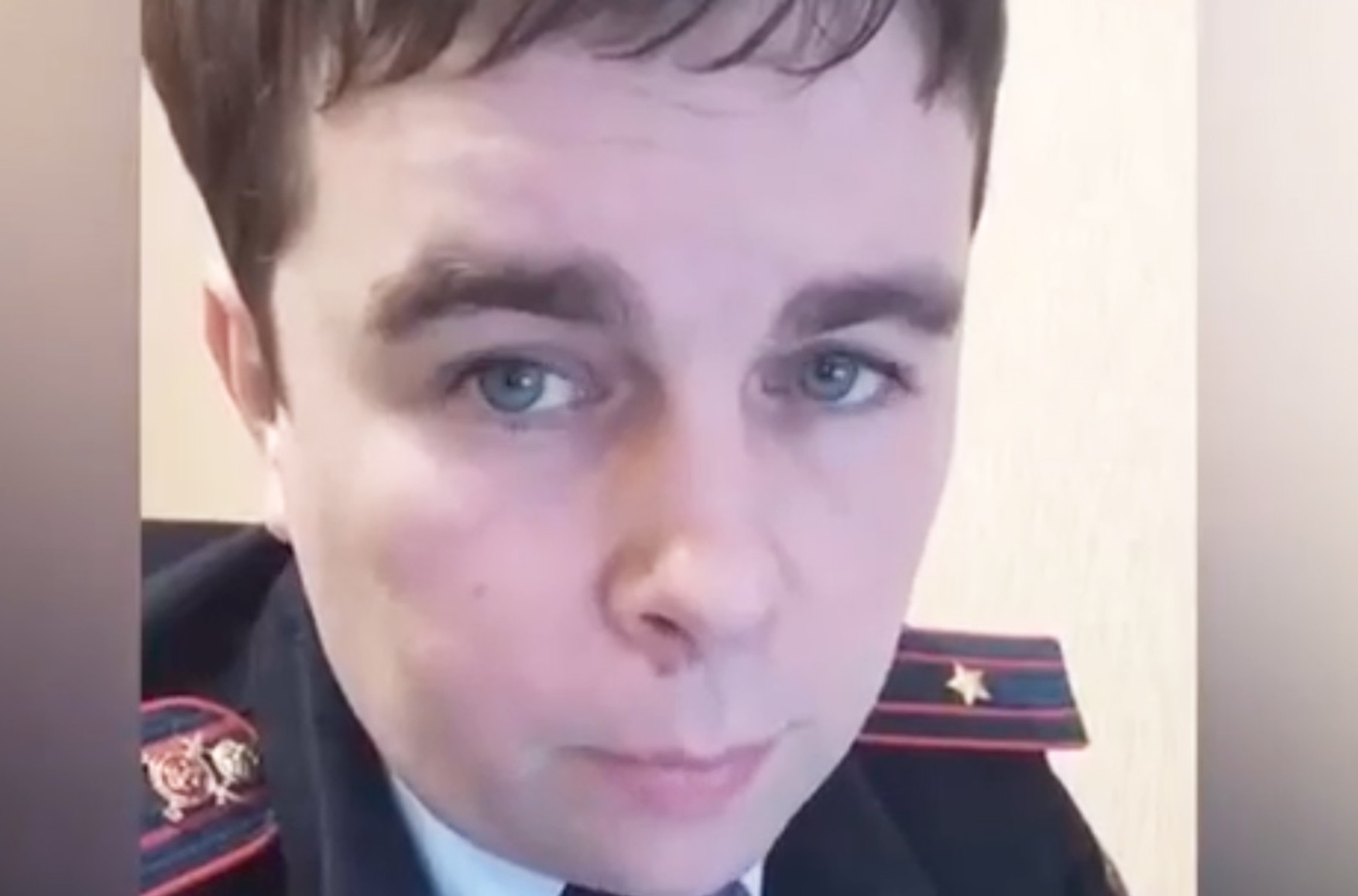 Дільничний, звільнений після ролика на підтримку Навального, намагається поновитися на посаді через суд