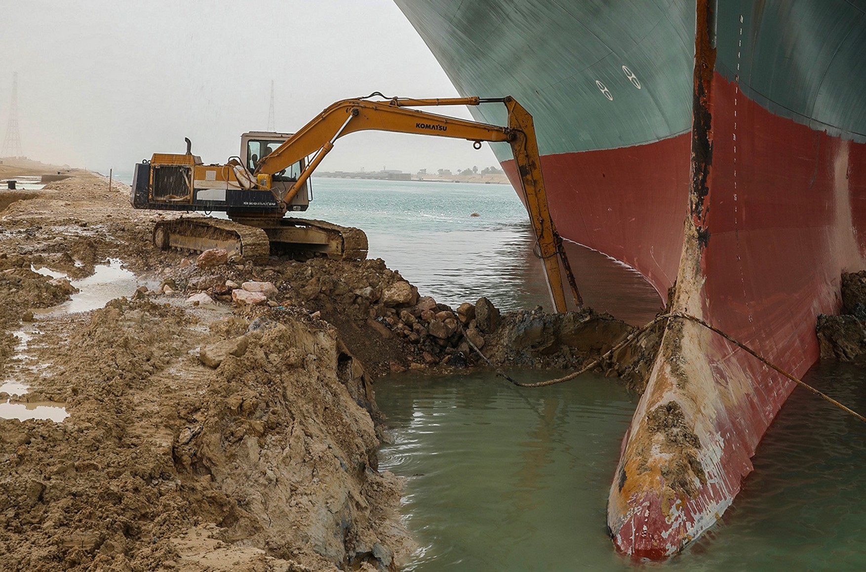 Контейнеровоз Ever Given, який застряг в Суецькому каналі, вдалося трохи зрушити з місця
