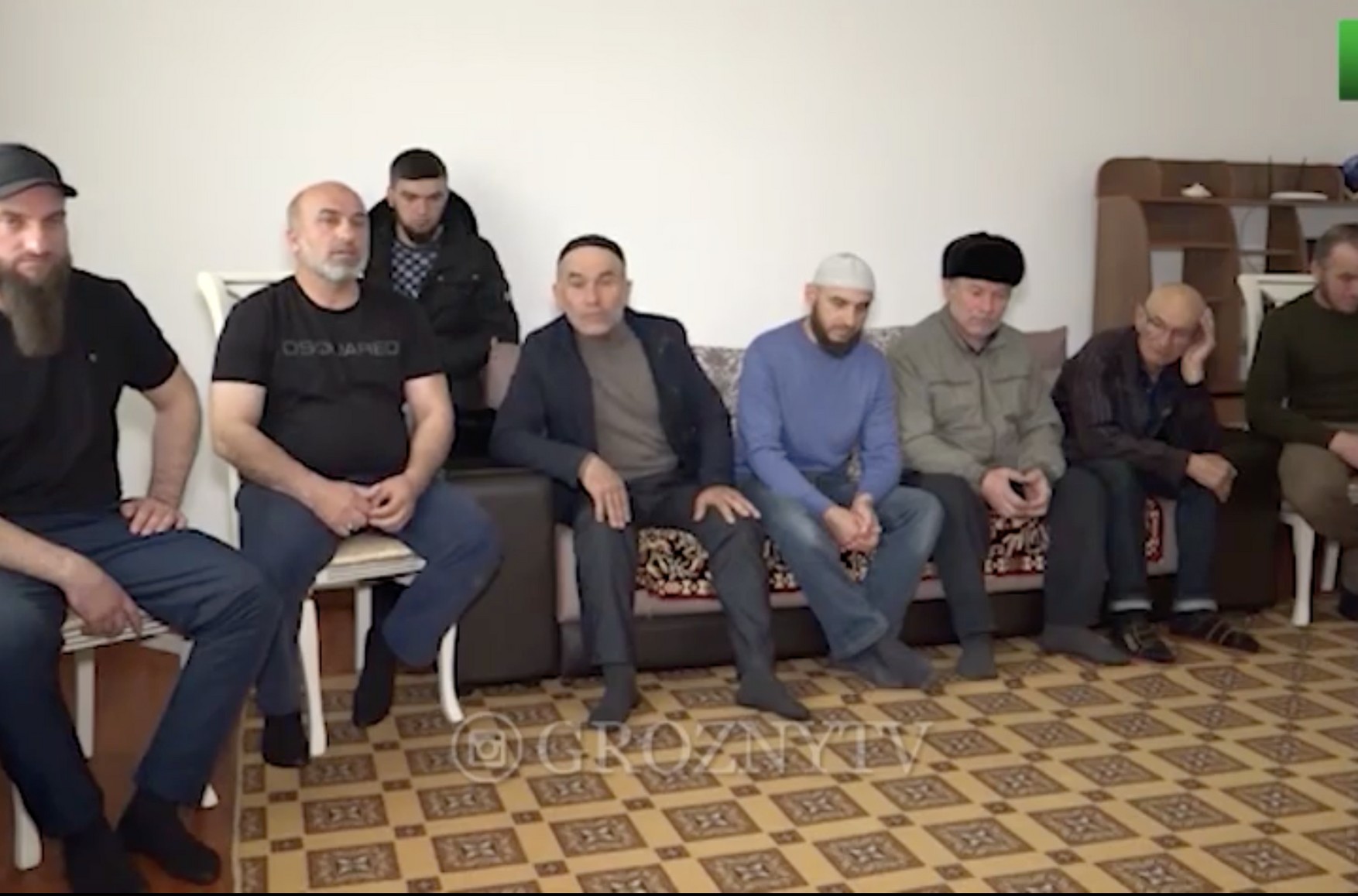 Телеканал «Грозний» опублікував відео, в якому родичі затриманих чеченців Магамадова і Ісаєва загрожують правозахисникам і ЗМІ