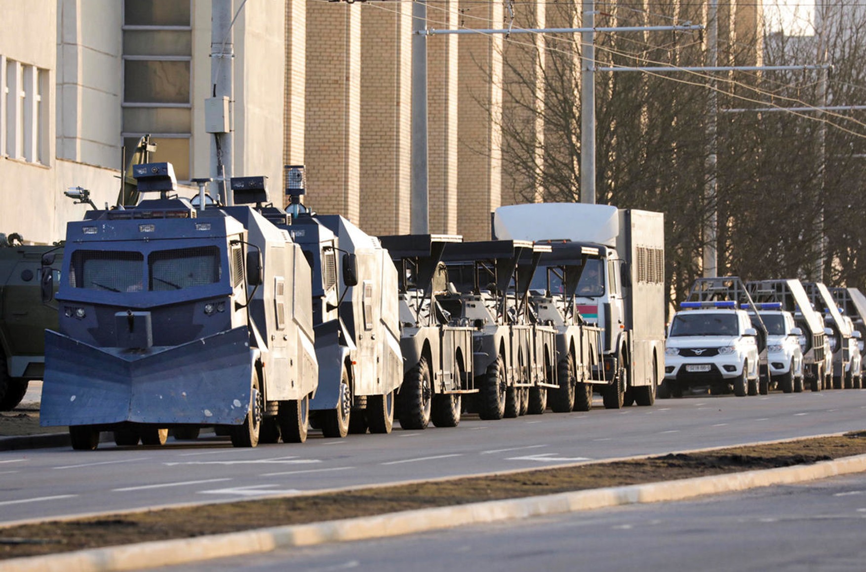 Cіловікі проводять затримання в Мінську напередодні акції опозиції, в центр стягнута спецтехніка