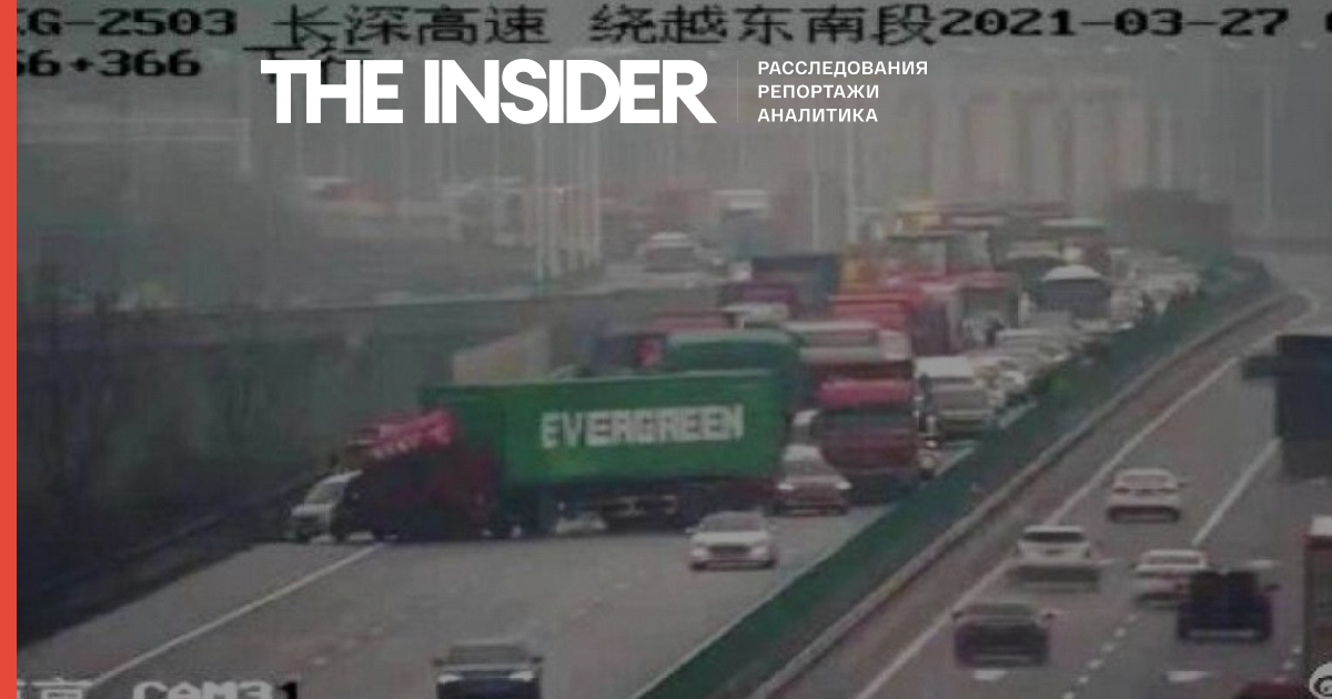 У Китаї вантажівка з контейнером Evergreen перекрив рух на автомагістралі. Раніше судно тієї ж компанії заблокувало Суецький канал
