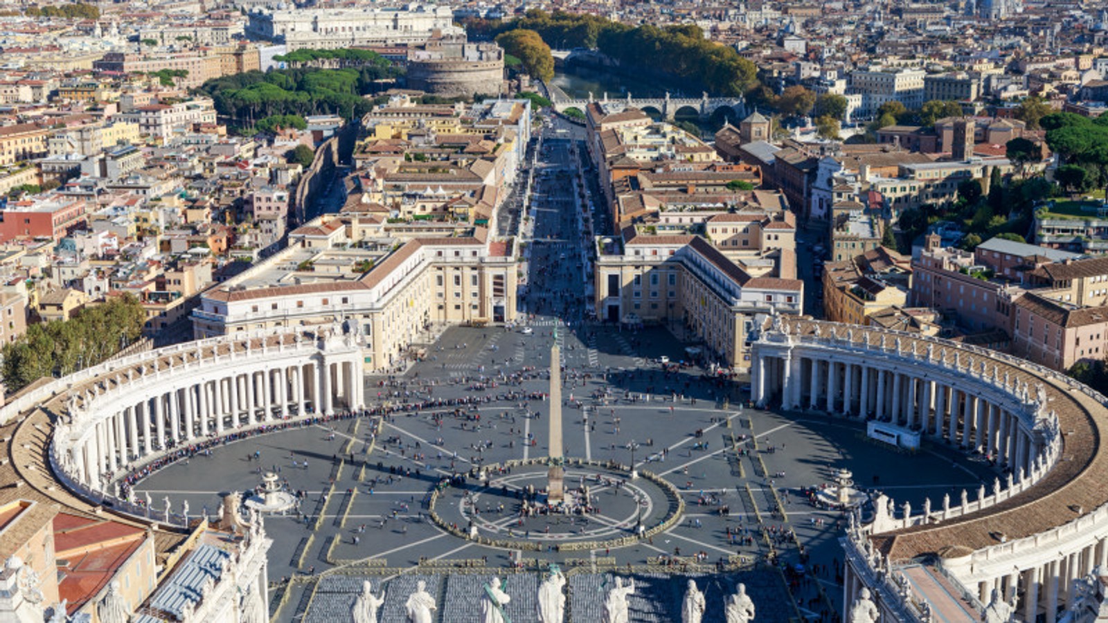 Ватикан заборонив священикам благословляти одностатеві союзи