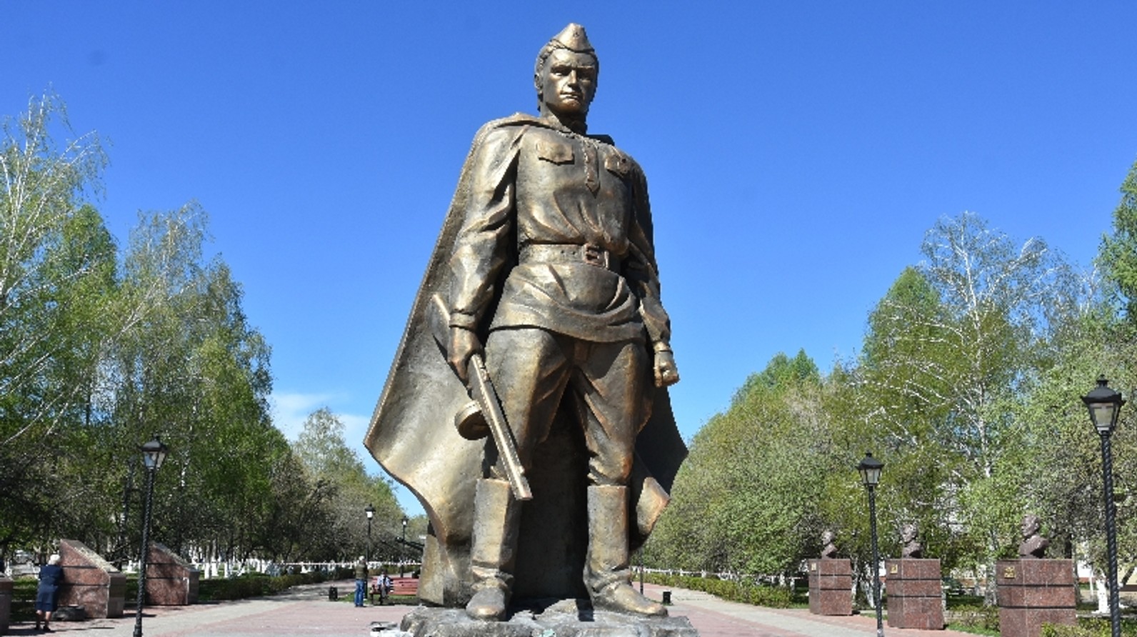 У Татарстані згорів пам'ятник Воїну-визволителю ВВВ, виготовлений з «вогнетривкого матеріалу». Він простояв менше року