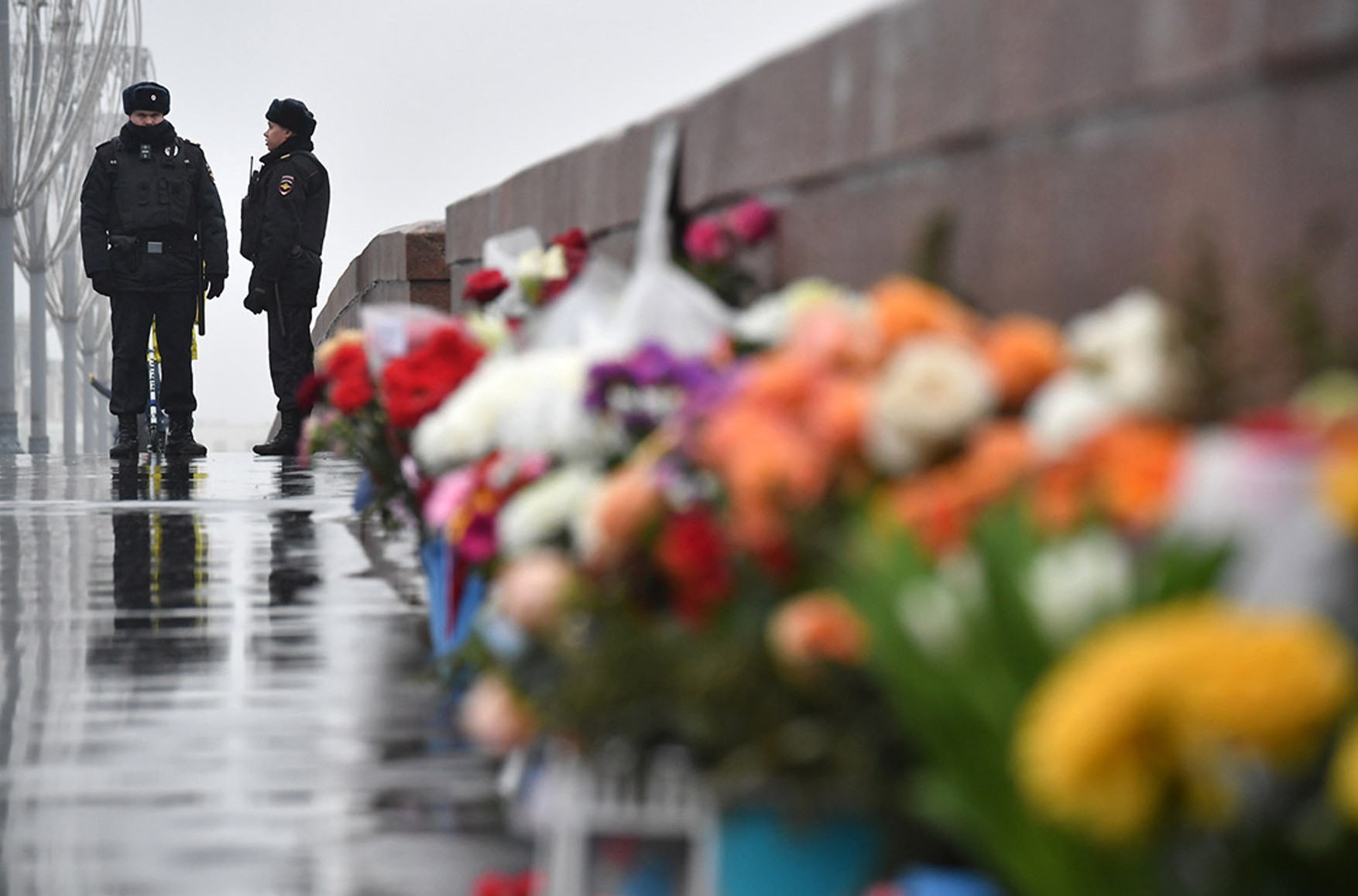 Представники «Гормост» зажадали прибрати частину фотографій з меморіалу Нємцова з-за його цитат про Путіна