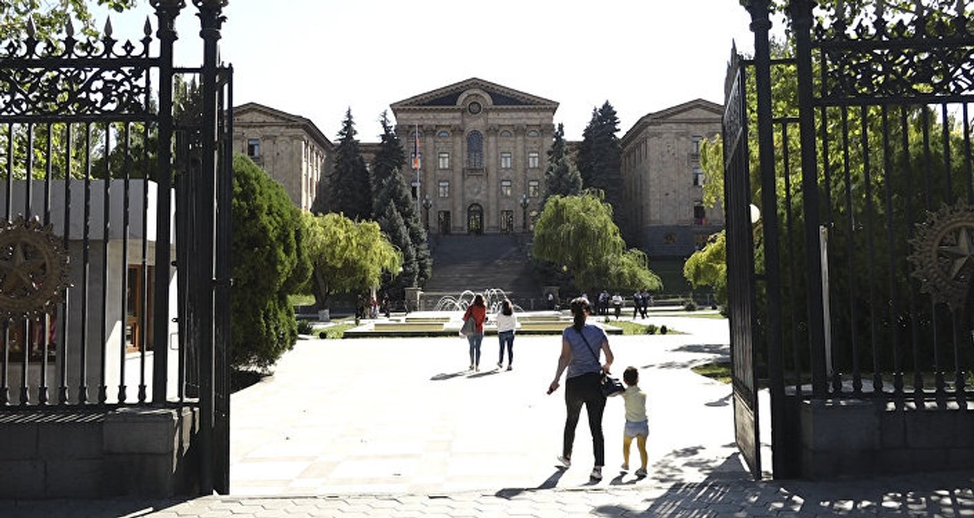 У парку парламенту Вірменії заварили ворота перед опозиційним мітингом. Парламент повинен відвідати прем'єр Пашинян