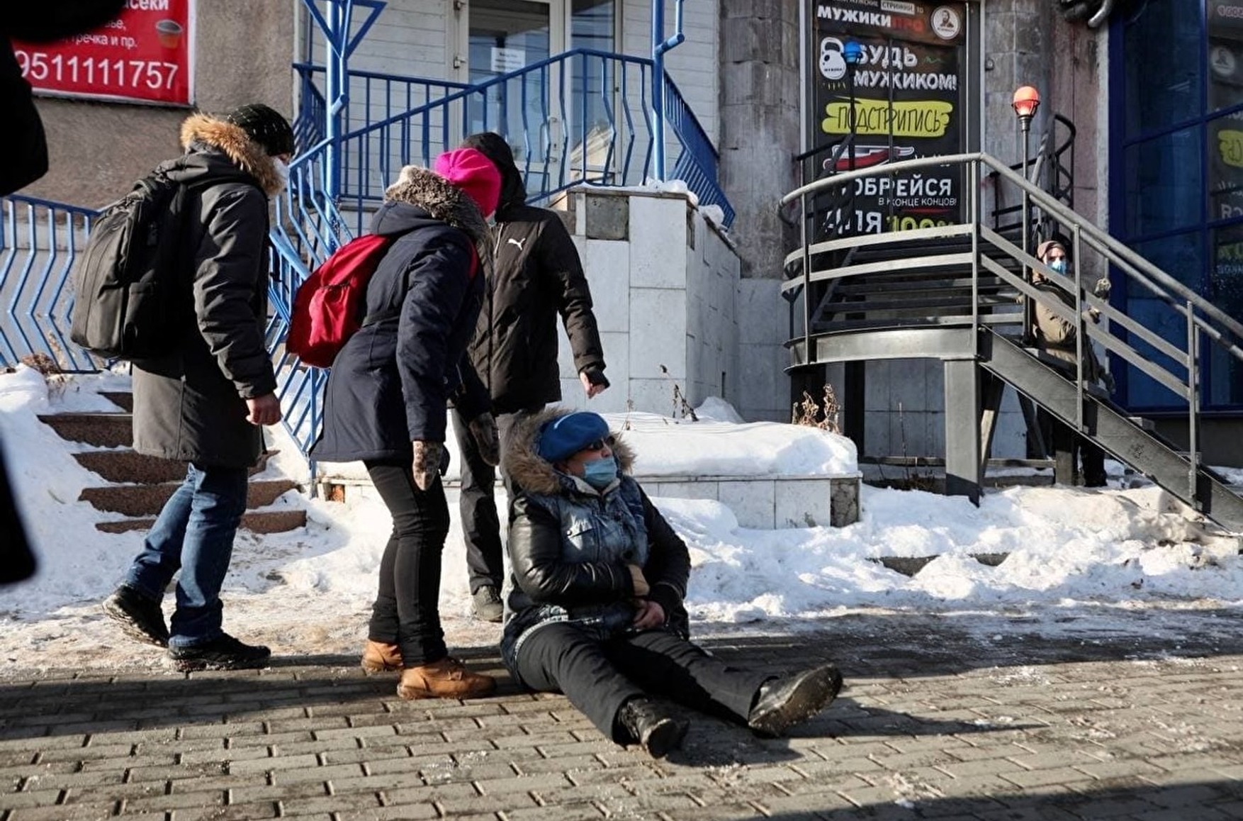 СК в Челябінську відмовився проводити перевірку щодо поліцейського, яка штовхнула пенсіонерку на мітингу. Жінка отримала перелом руки