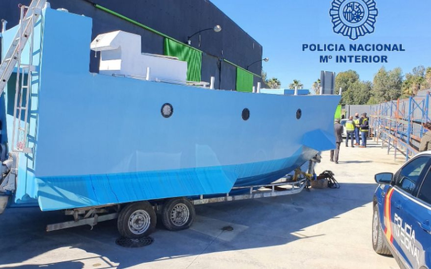 В Іспанії заарештували саморобну підводний човен з фанери і скловолокна, яку хотіли використовувати для перевезення наркотиків