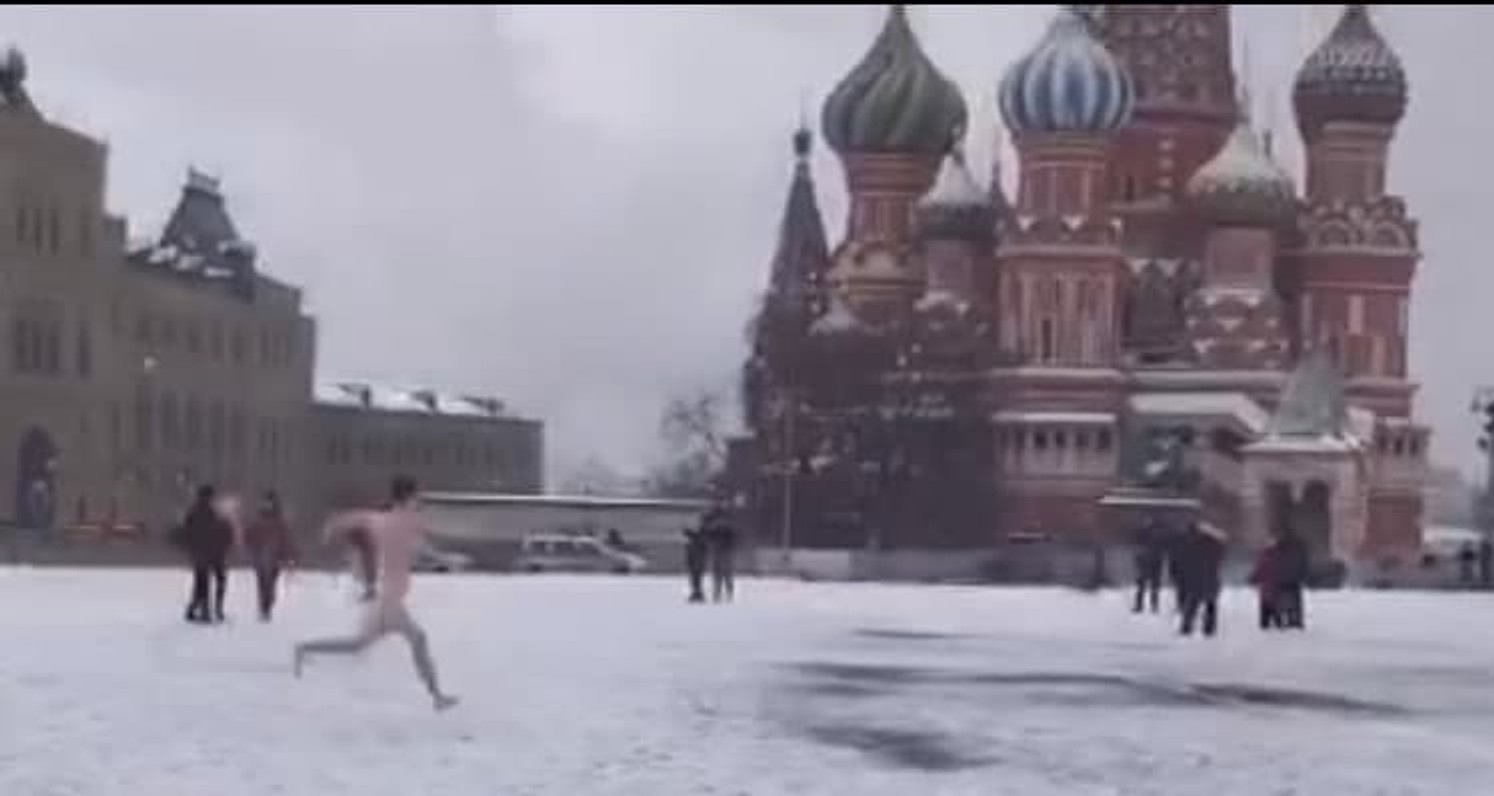 На Красній площі в Москві затримали голого чоловіка, який проводив перформанс