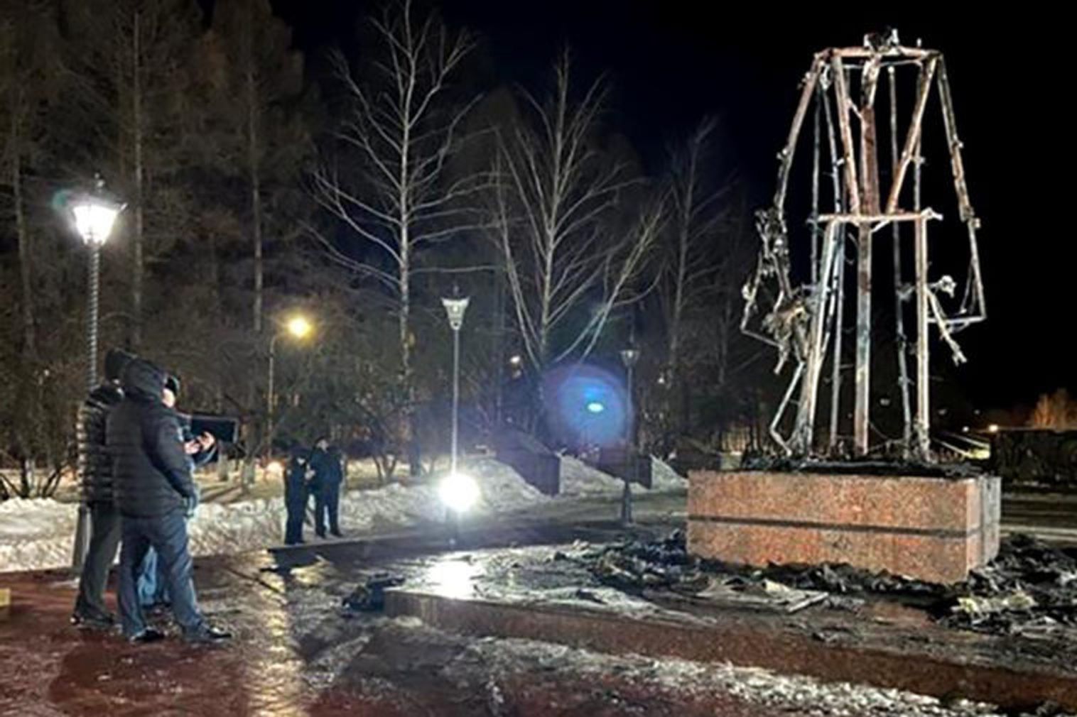 У Татарстані згорів пам'ятник Воїну-визволителю ВВВ, виготовлений з «вогнетривкого матеріалу». Він простояв менше року