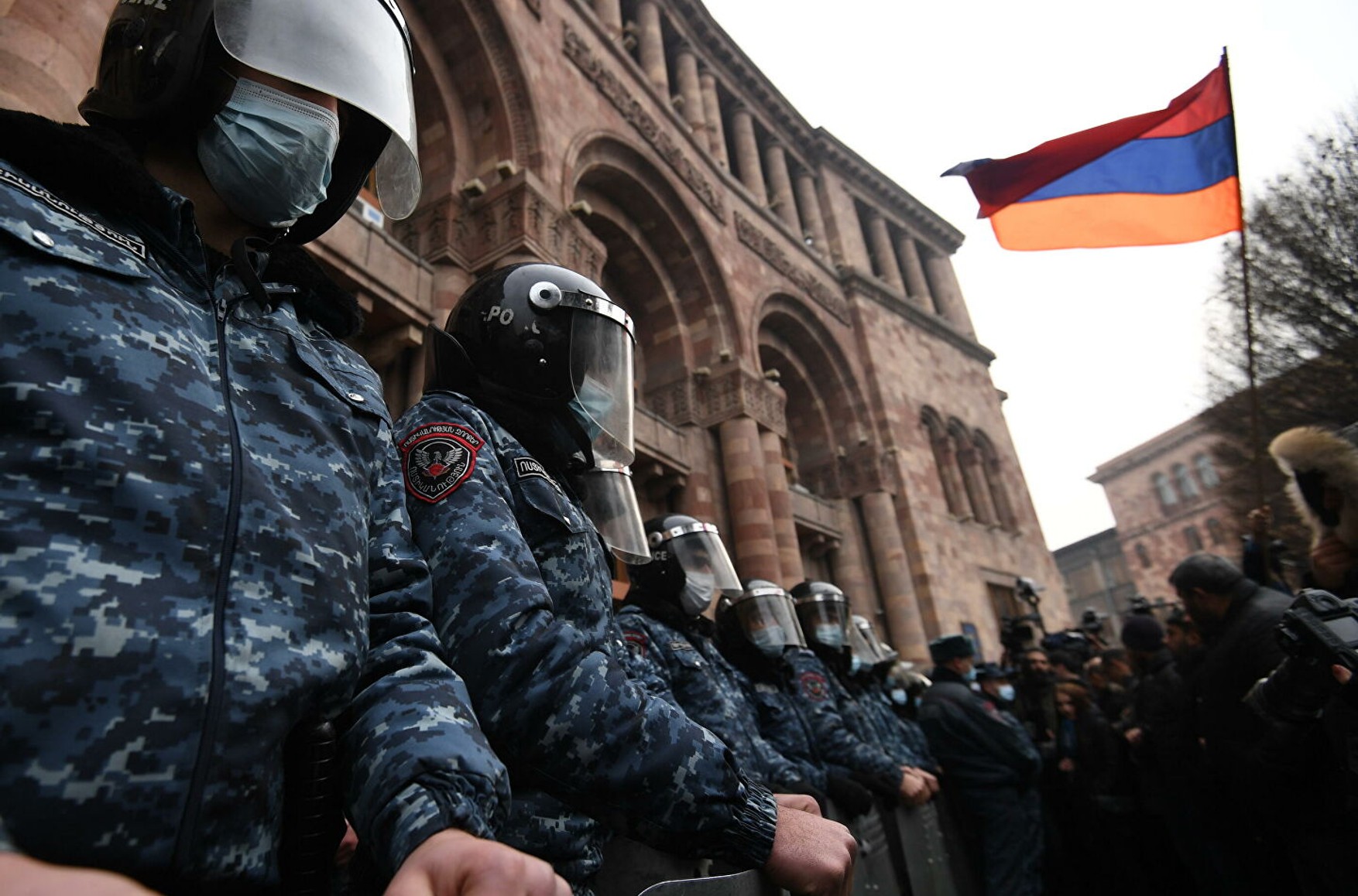 Натовп супротивників Пашиняна увірвалася в будівлю уряду Вірменії - відео