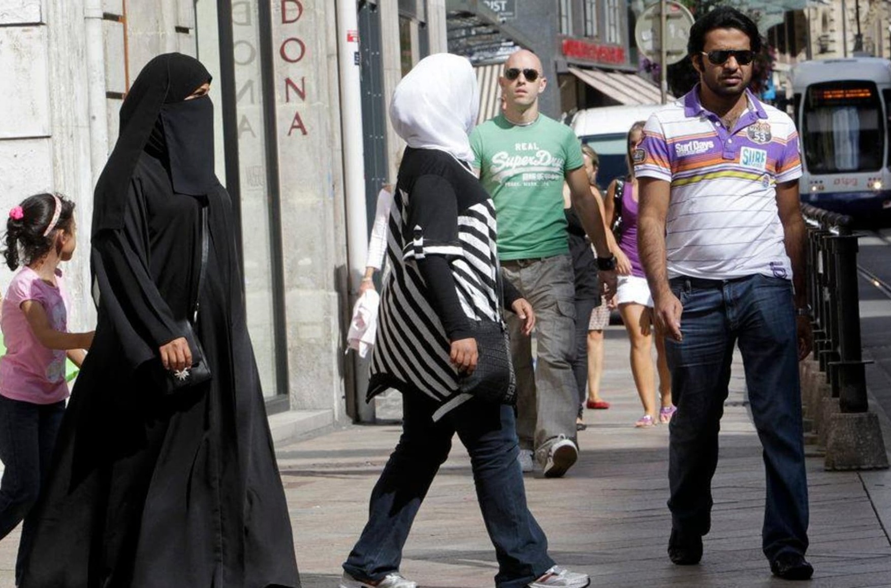 Швейцарці проголосували за заборону на носіння головних уборів, що приховують обличчя, в громадських місцях