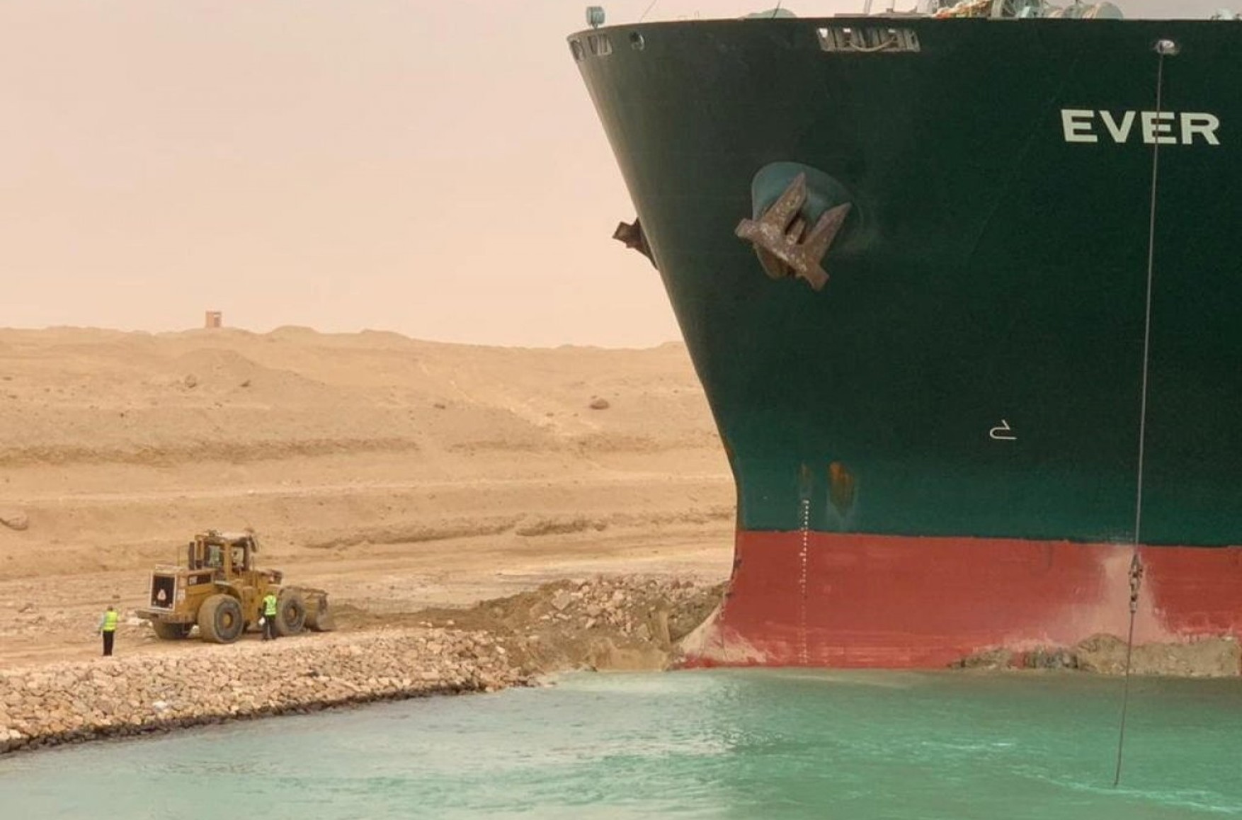 400-метровий контейнеровоз сів на мілину в південній частині Суецького каналу, повністю заблокувавши рух по ньому