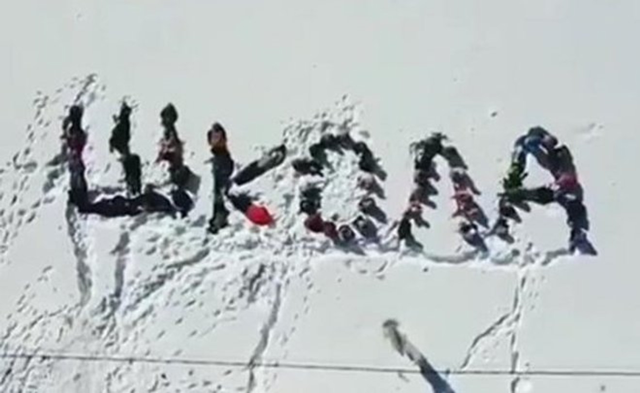 У Татарстані діти встали на коліна в сніг, благаючи влади побудувати їм школу. Прокуратура почала перевірку їх батьків