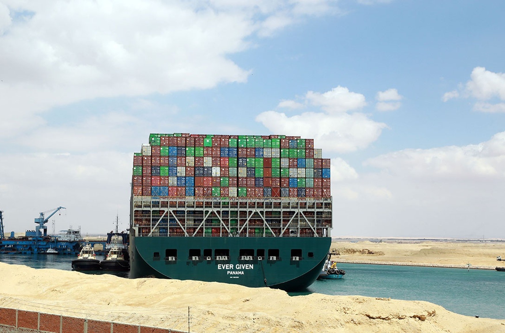Контейнеровоз Ever Given зняли з мілини в Суецькому каналі