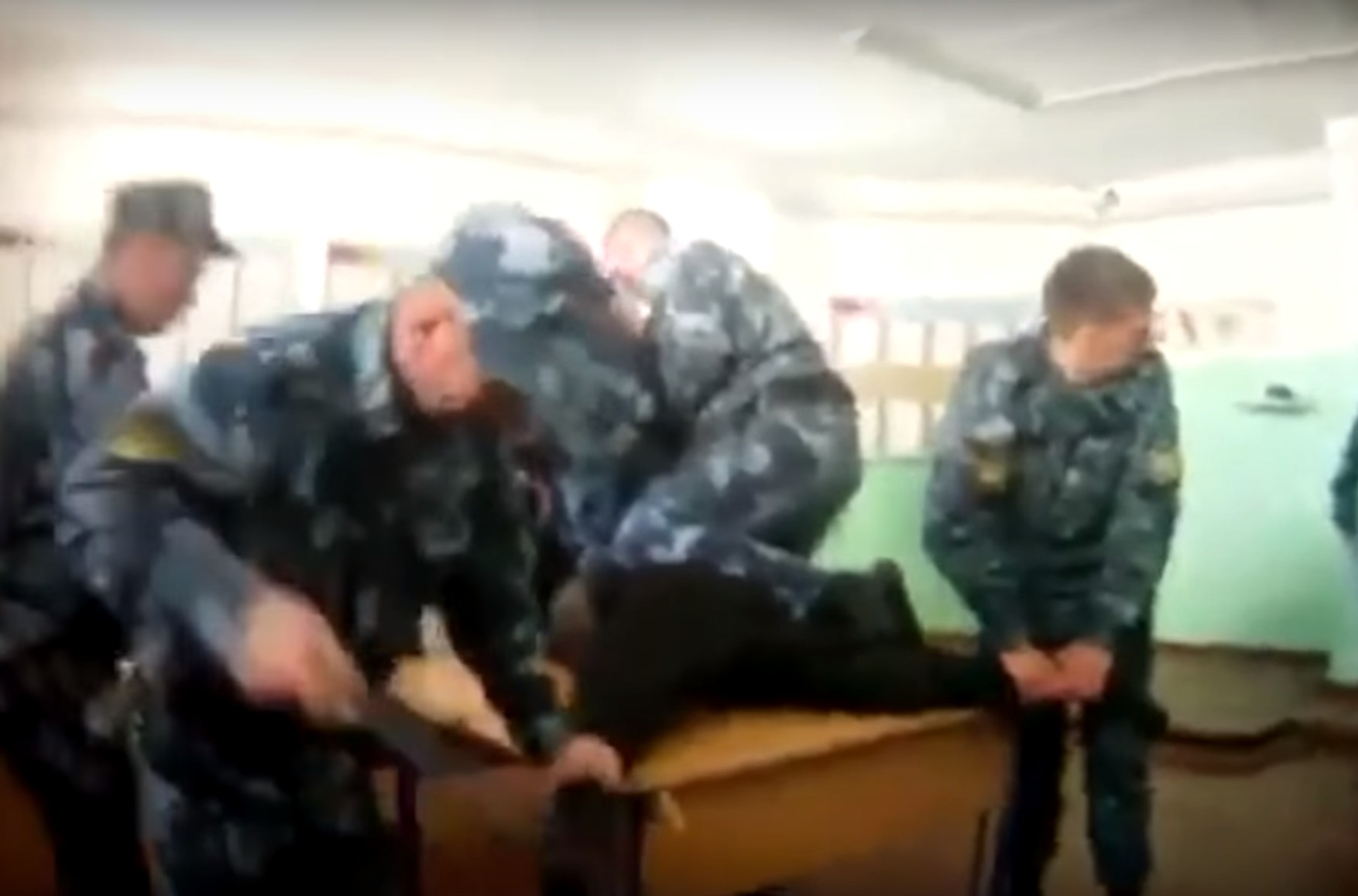 У Ростові поліцейському замінили умовний термін на два роки колонії у справі про тортури