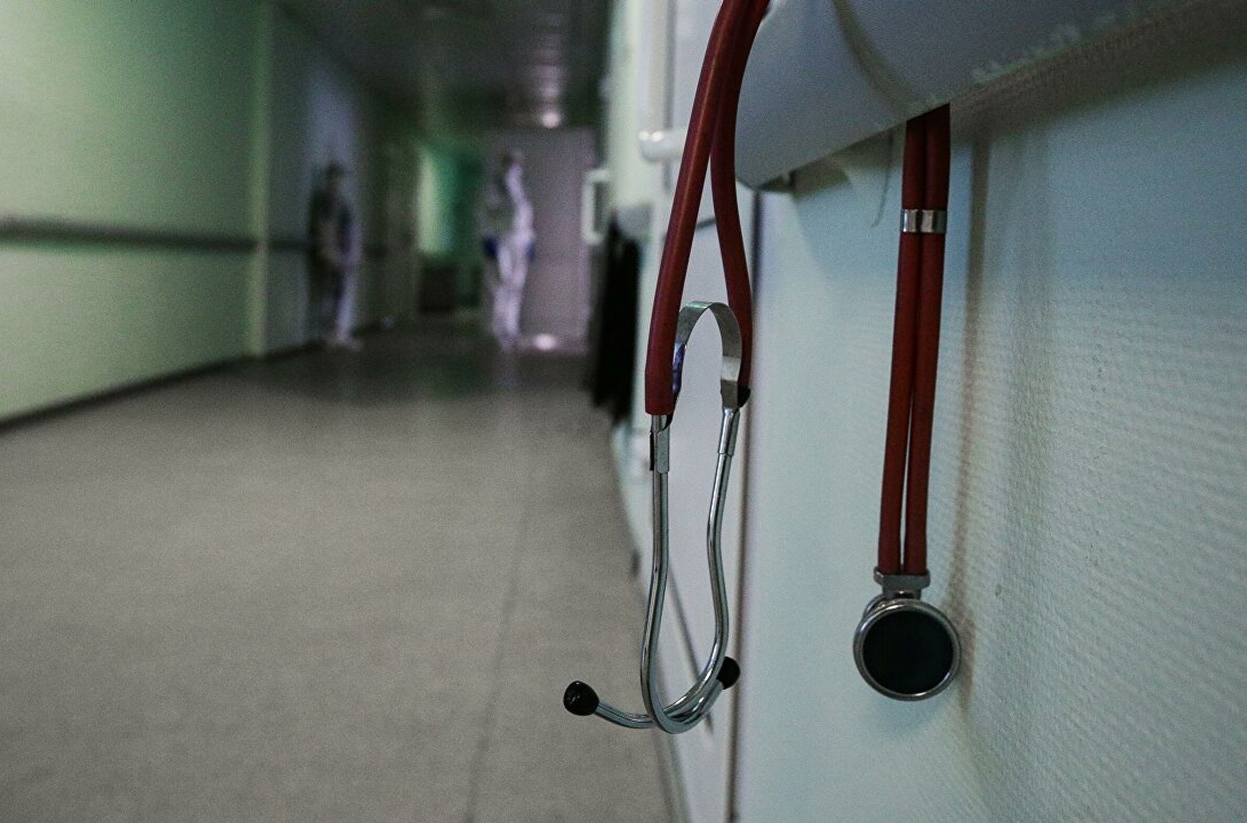 Депздрав Москви проводить перевірку лікарні, де медсестри знущалися над пацієнткою - відео