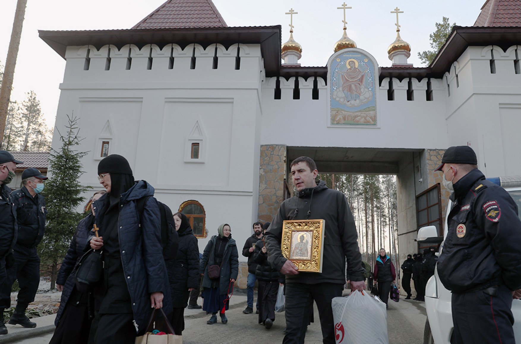 Жителів Среднеуральского монастиря почали виселяти пристави