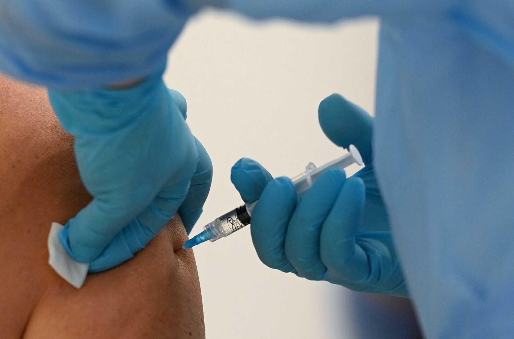 У США 101 млн осіб отримали мінімум одну дозу вакцини проти коронавируса, в Росії таких людей - 7 мільйонів