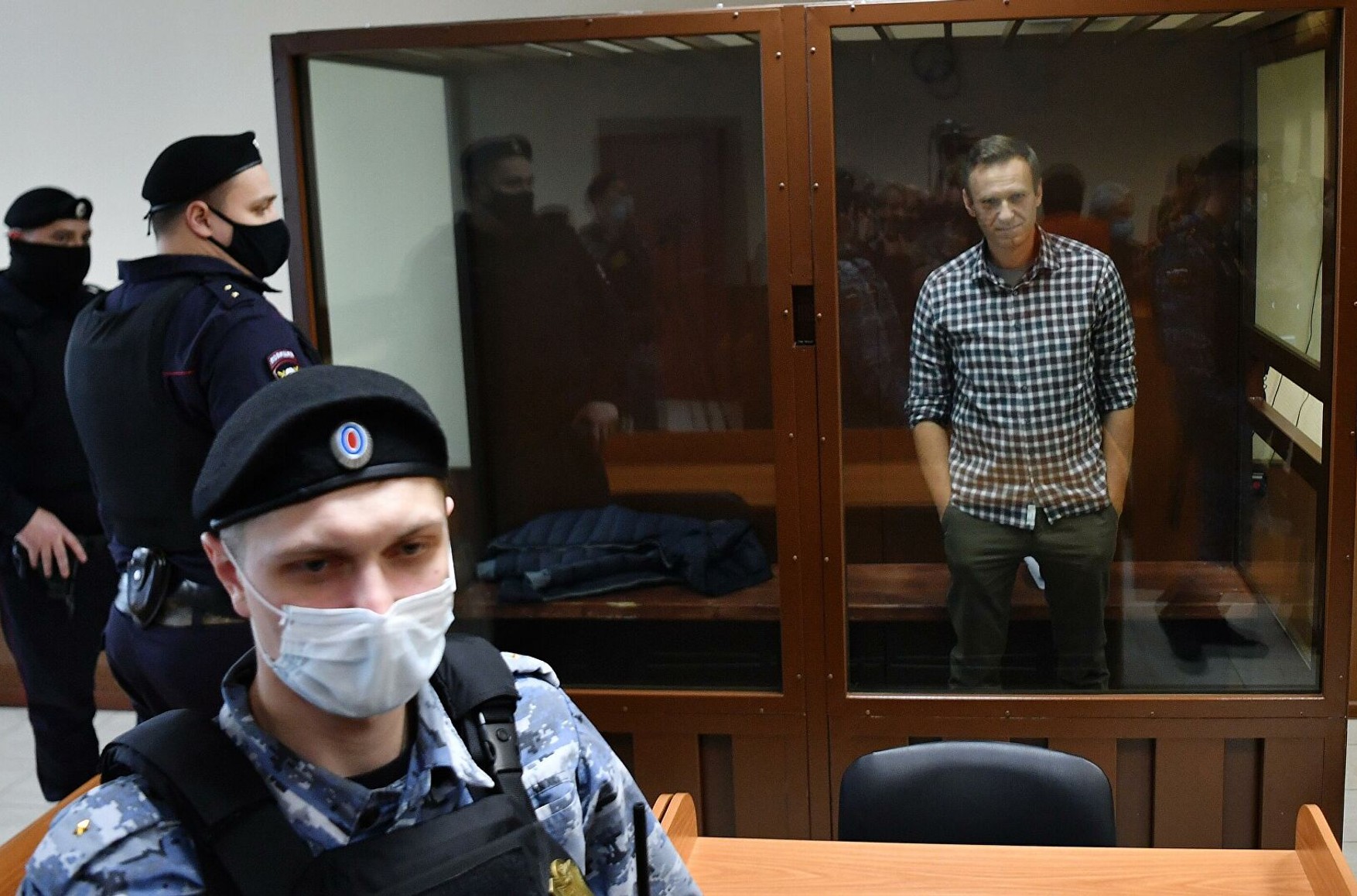 Суд залишив без руху позови Навального на адресу колонії в Покрові. Опозиціонер скаржився на те, що йому заважають спати і не дають Коран