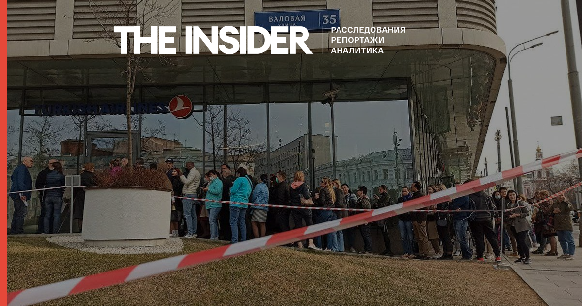 Сотні туристів вимагають повернення квитків у офісу «Турецьких авіаліній». Відеорепортаж