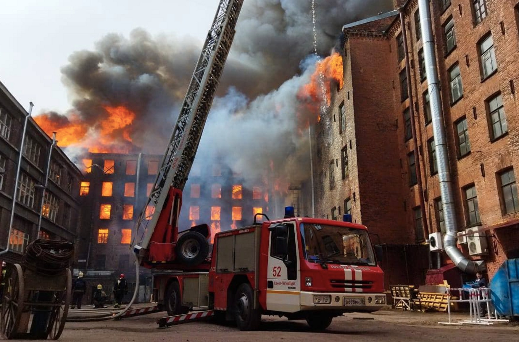 У Санкт-Петербурзі стався сильна пожежа. Один пожежний загинув, двоє серйозно постраждали
