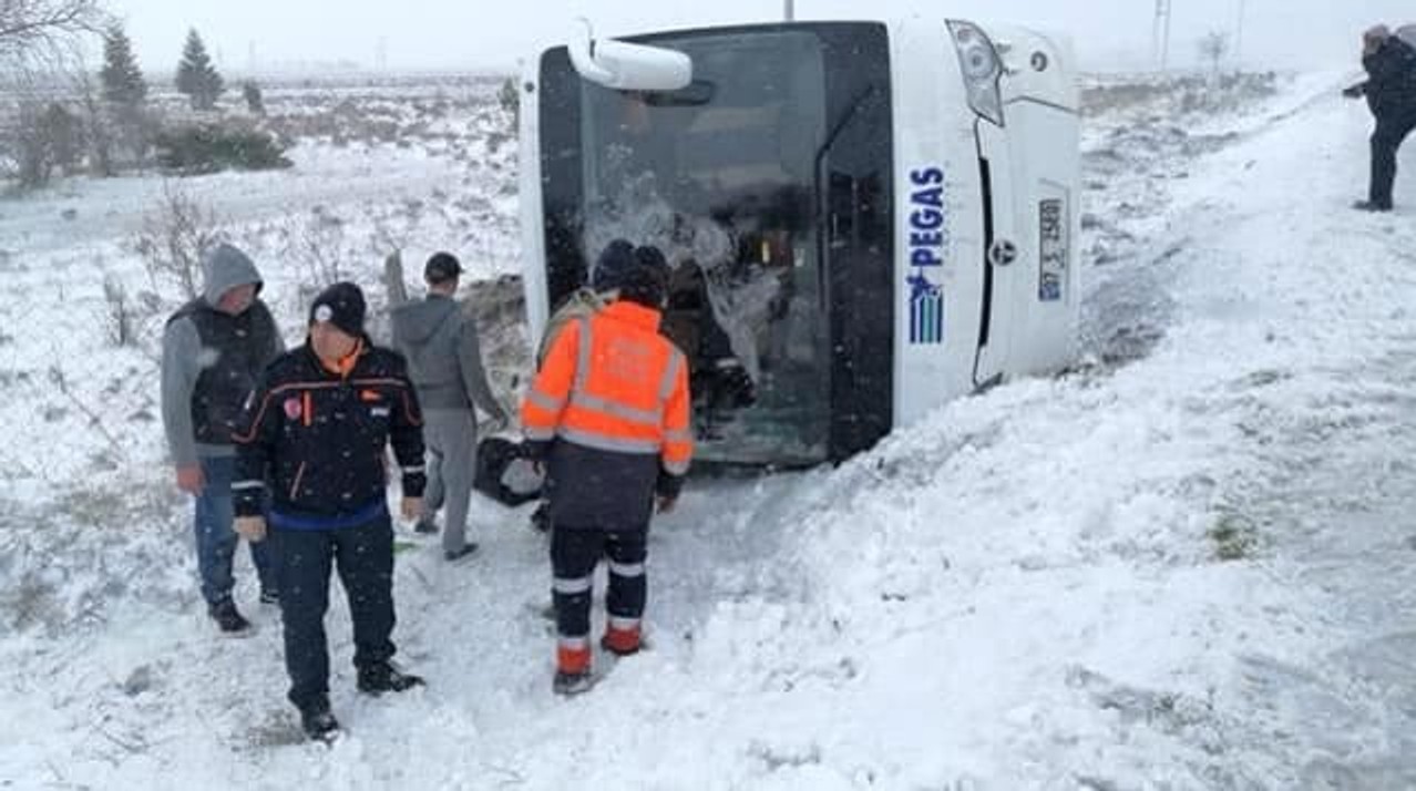 У турецькій Анталії автобус з російськими туристами потрапив в аварію. Одна пасажирка загинула, 26 постраждали