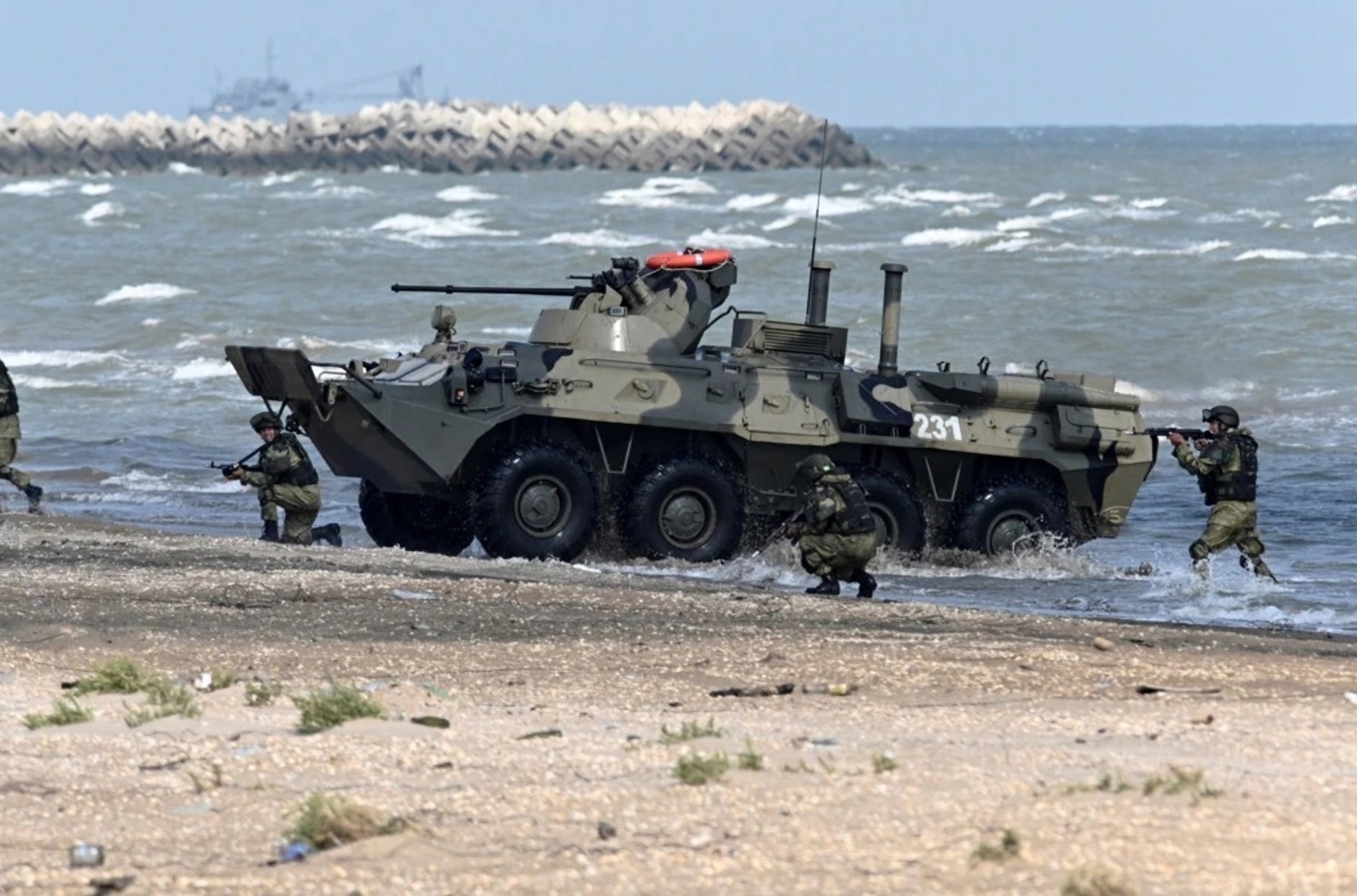 У Криму почалися масштабні військові навчання. В ЄС раніше заявили, що біля кордонів України розміщено більше 100 тисяч російських військових