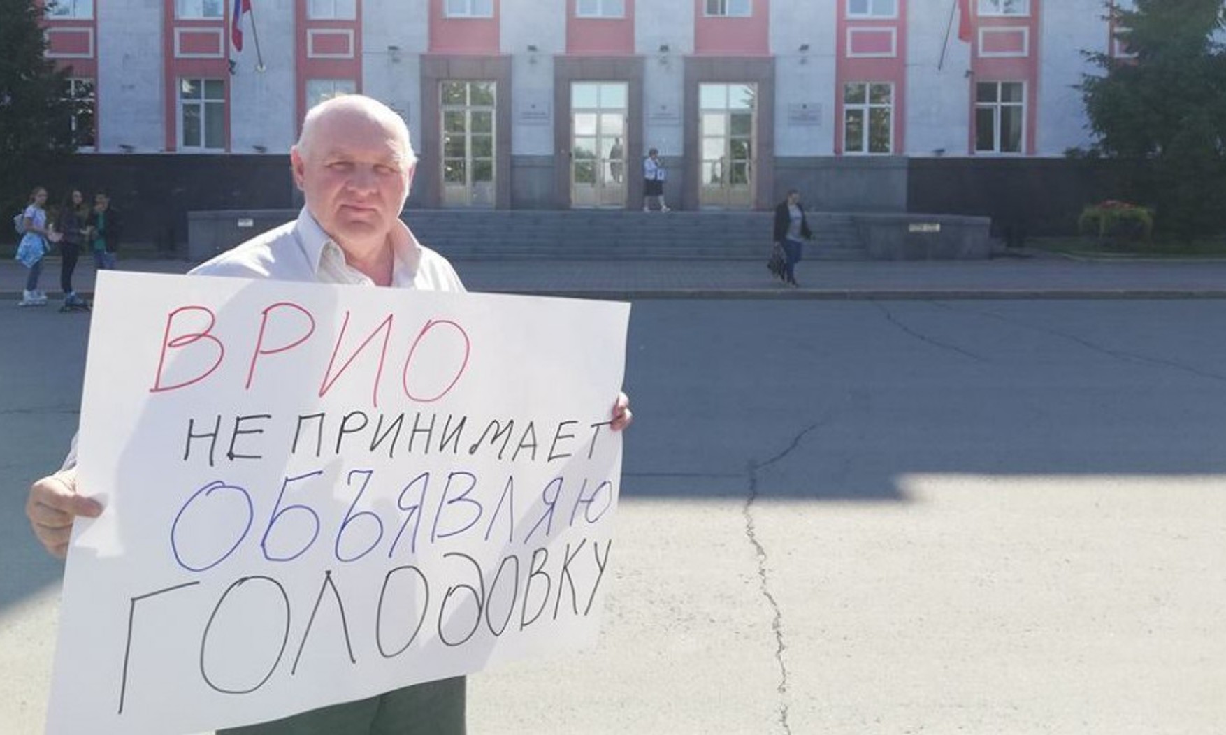 У Барнаулі затримали місцевого активіста через напис про Путіна на масці. Співробітники поліції порахували її плакатом