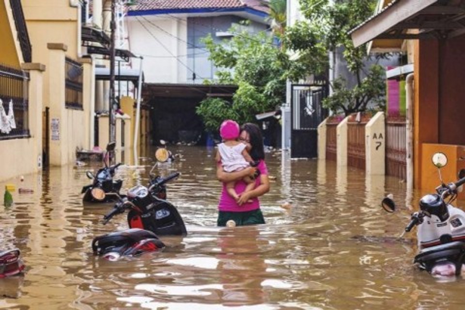 В Індонезії понад 20 людей загинули від зсуву і повені