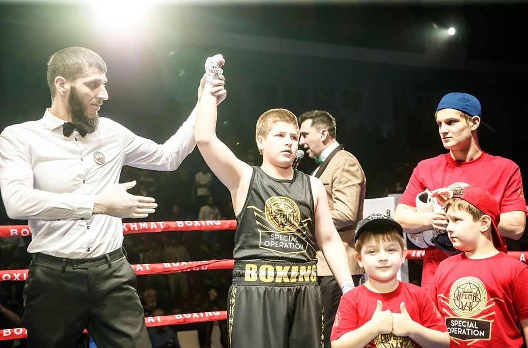 Син Кадирова виграв боксерський поєдинок після того, як бій зупинили в його користь без будь-якої причини