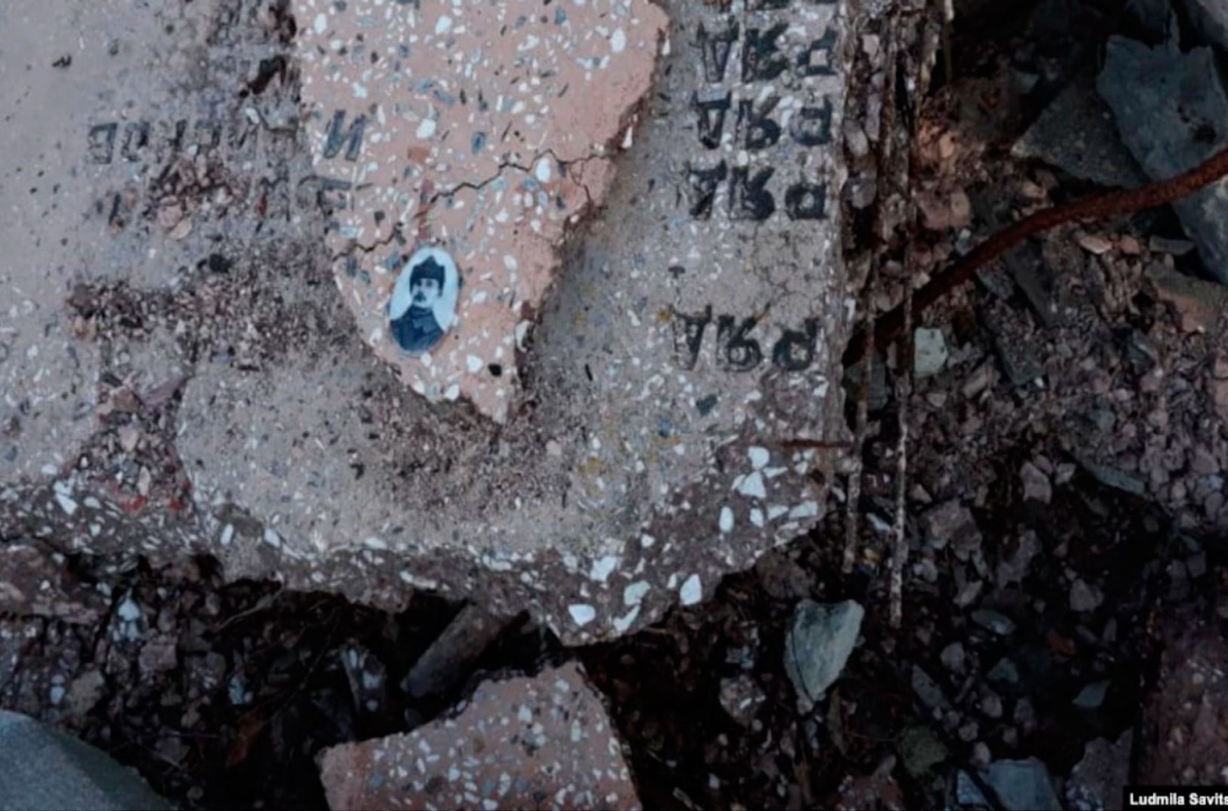 У Псковській області дорогу вимостили плитами з братської могили. На уламках плит викарбувані імена та прізвища солдатів