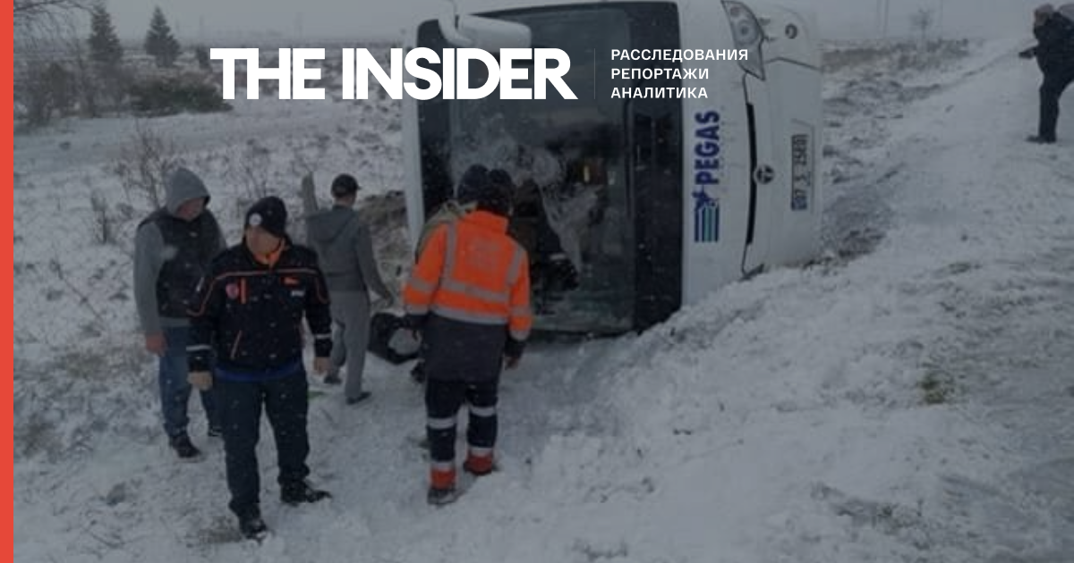 У турецькій Анталії автобус з російськими туристами потрапив в аварію. Одна пасажирка загинула, 26 постраждали