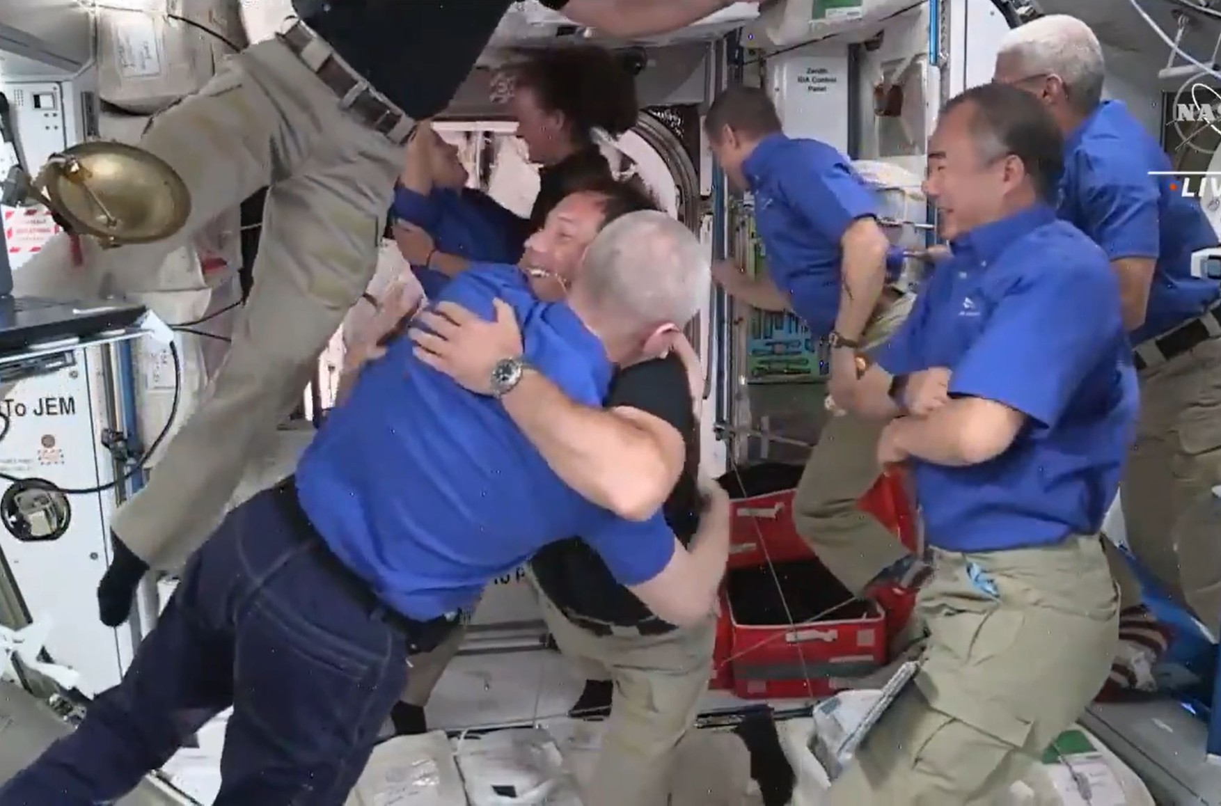 Астронавти корабля Crew Dragon-2 перейшли на МКС - відео