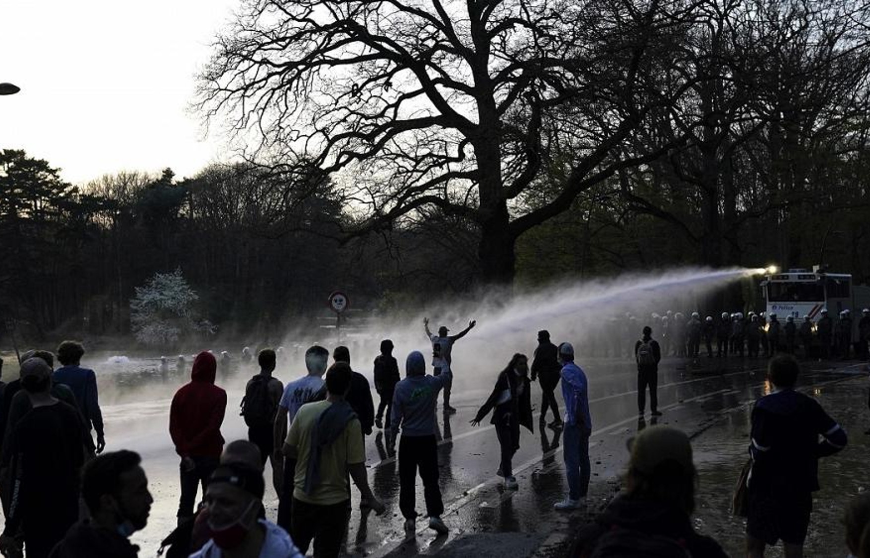 Поліція Брюсселя застосувала водомети і сльозогінний газ для розгону тисяч людей на першоквітневим вечірці, яка виявилася фейком